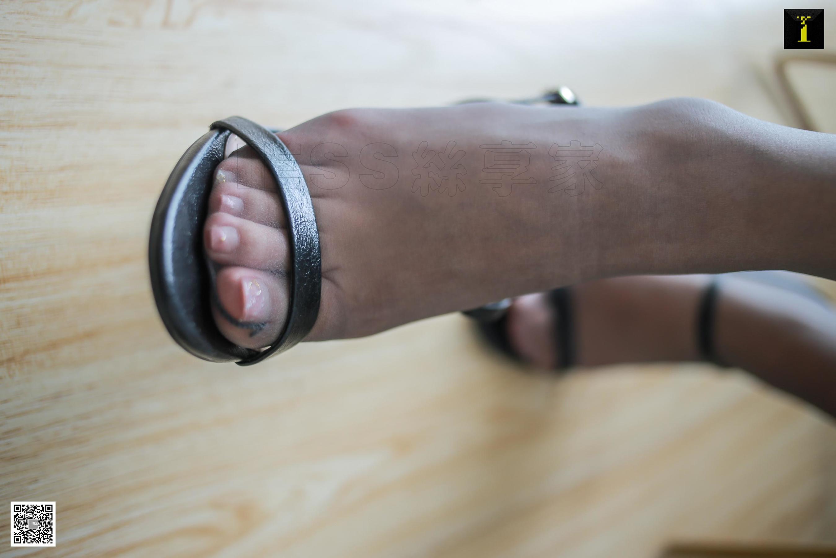 小衫 《乘务员的午后》 [IESS一千零一夜] 丝袜美腿写真集