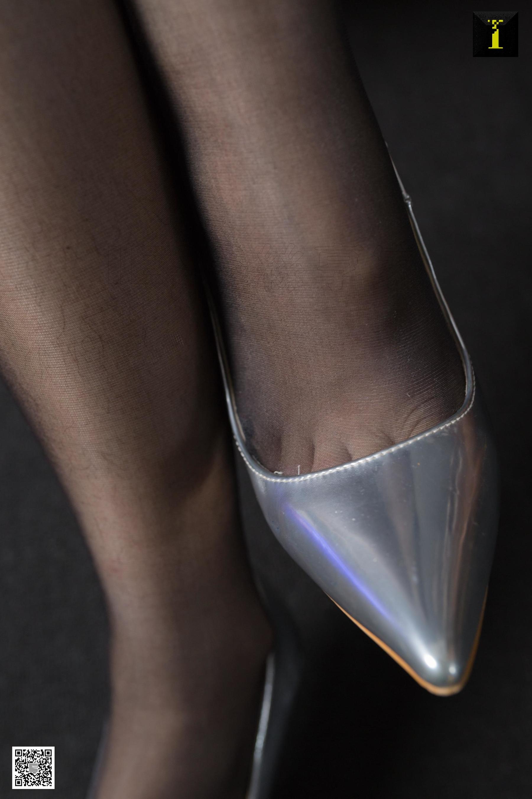 模特：梓琪 《梓琪的银色高跟鞋》 [IESS一千零一夜] 丝袜美腿写真集