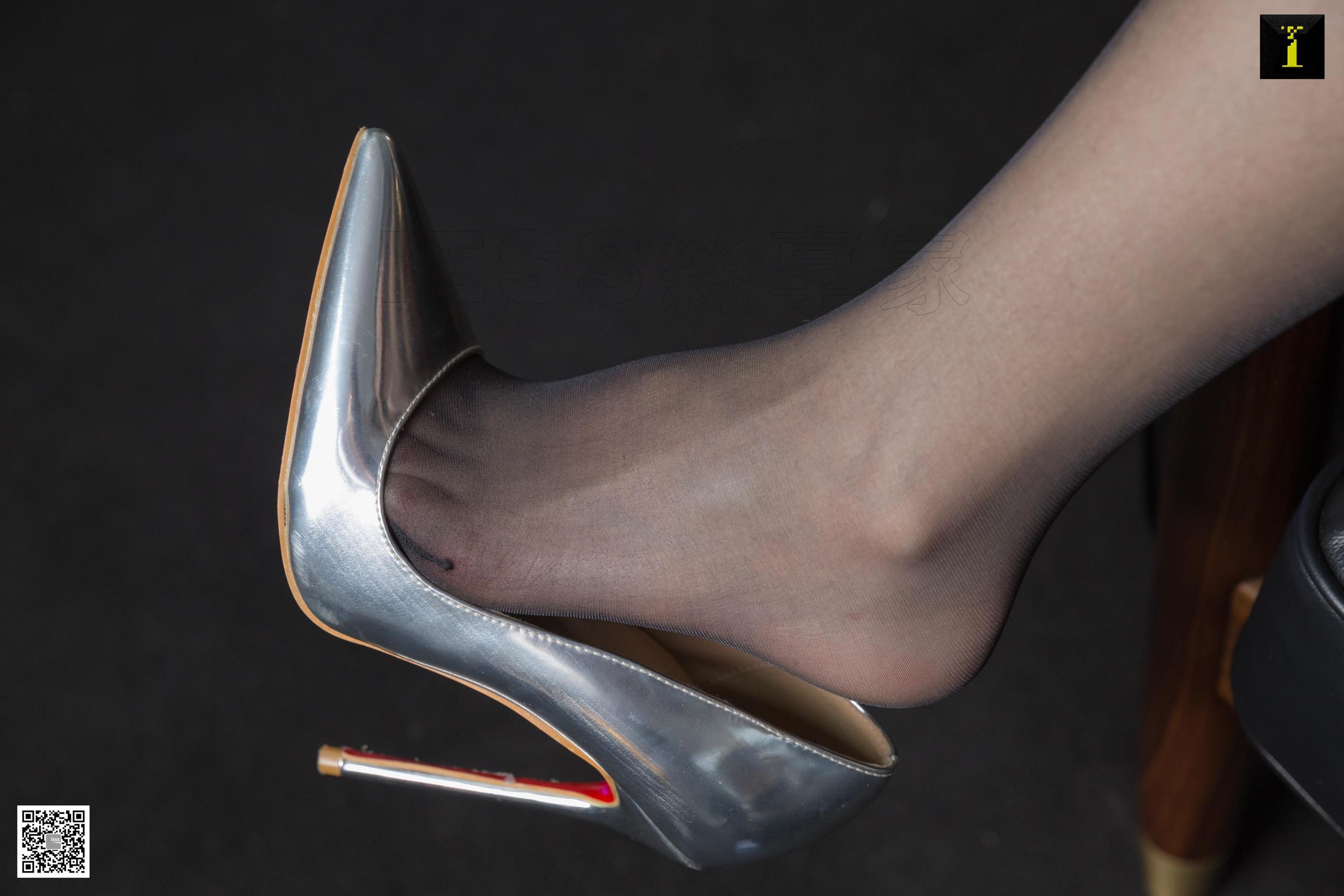 模特：梓琪 《梓琪的银色高跟鞋》 [IESS一千零一夜] 丝袜美腿写真集