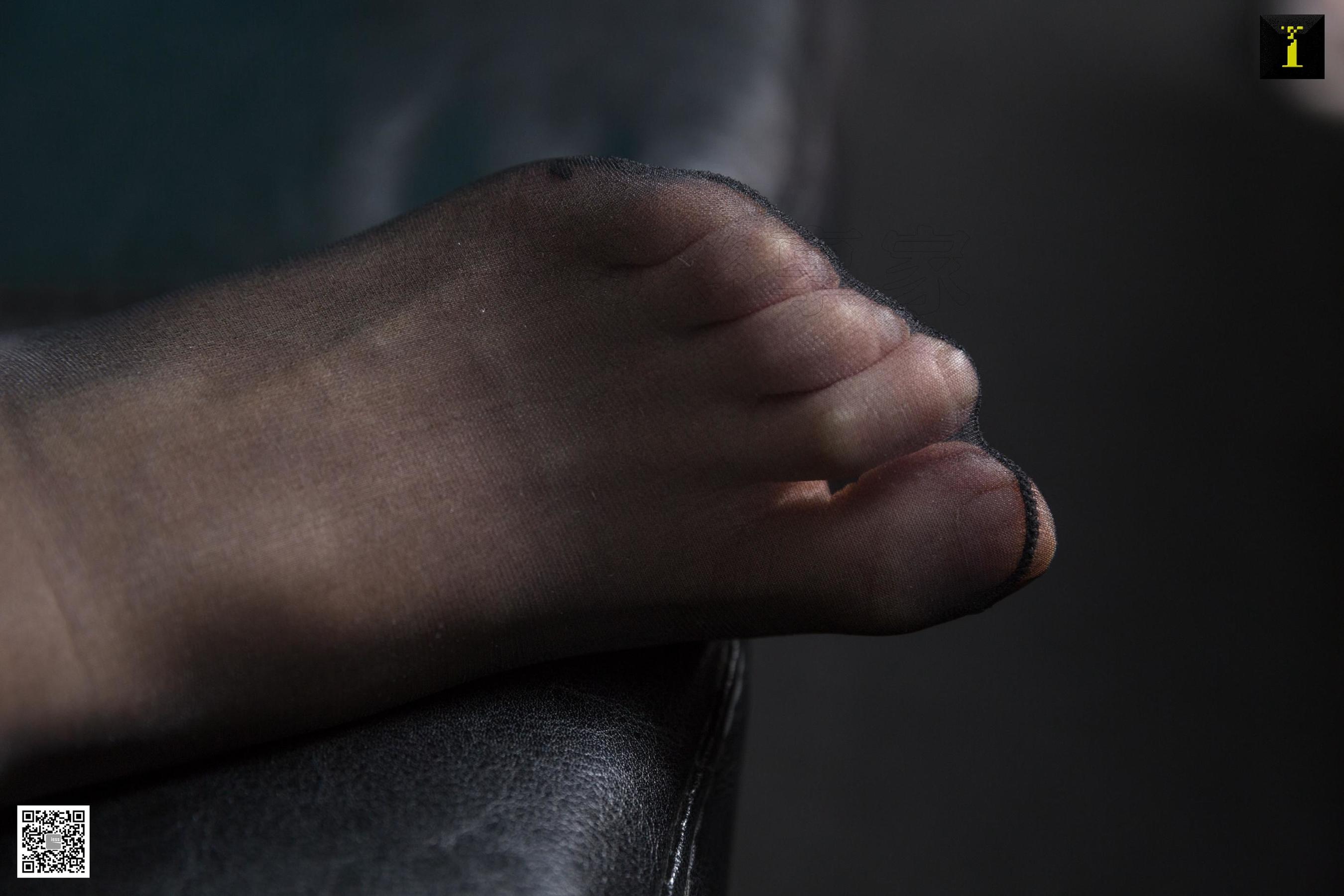 模特：梓琪 《梓琪的银色高跟鞋》 [IESS一千零一夜] 丝袜美腿写真集