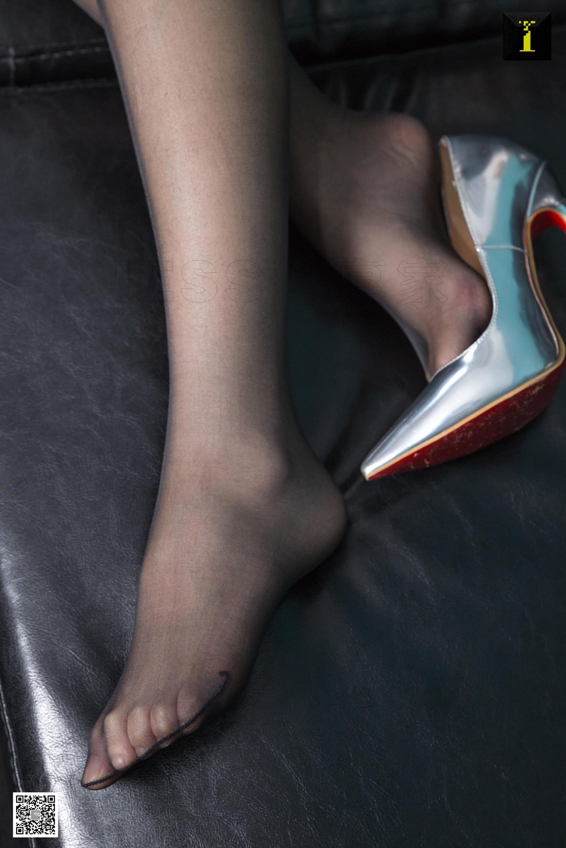 模特：梓琪 《梓琪的银色高跟鞋》 [IESS一千零一夜] 丝袜美腿写真集