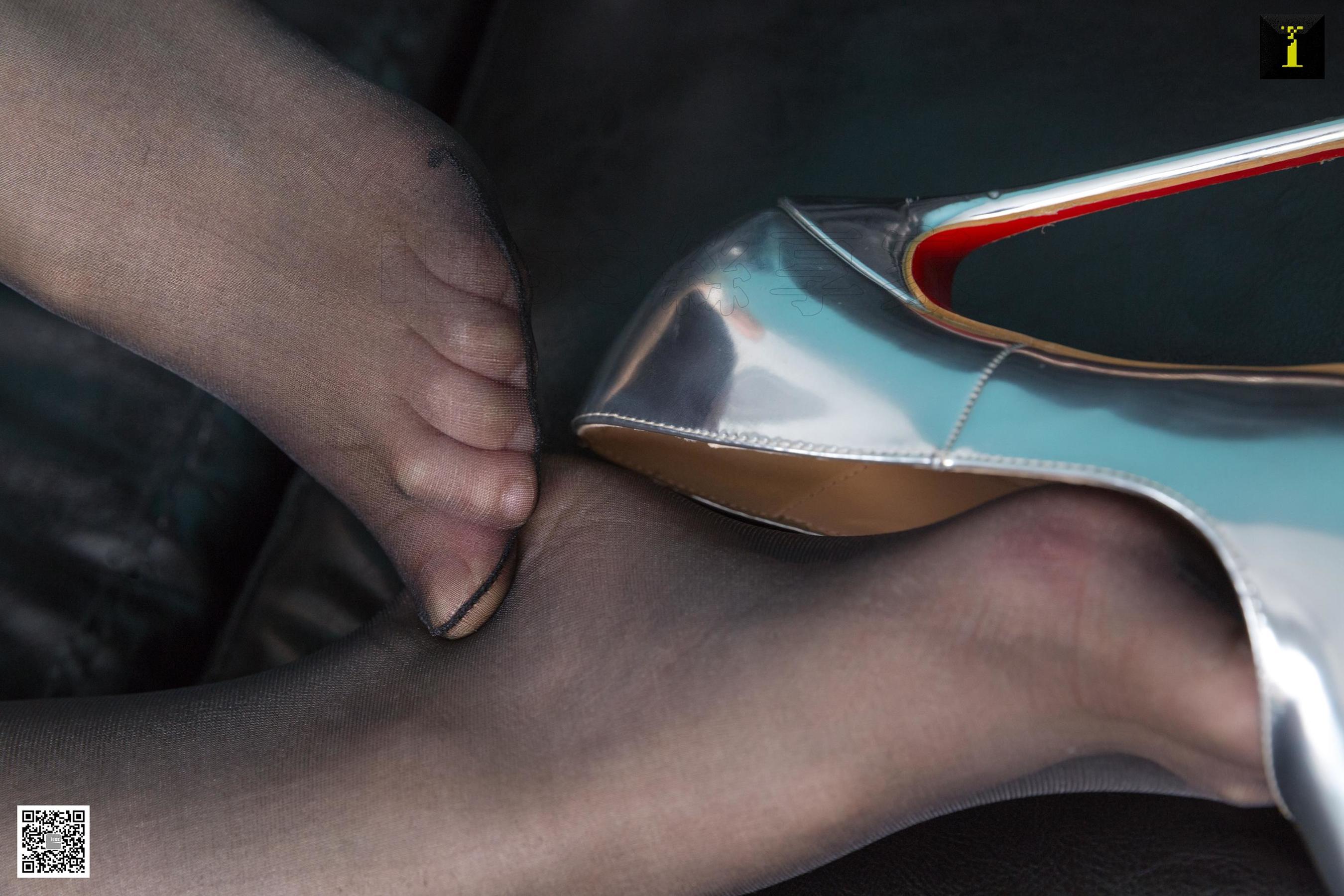 模特：梓琪 《梓琪的银色高跟鞋》 [IESS一千零一夜] 丝袜美腿写真集