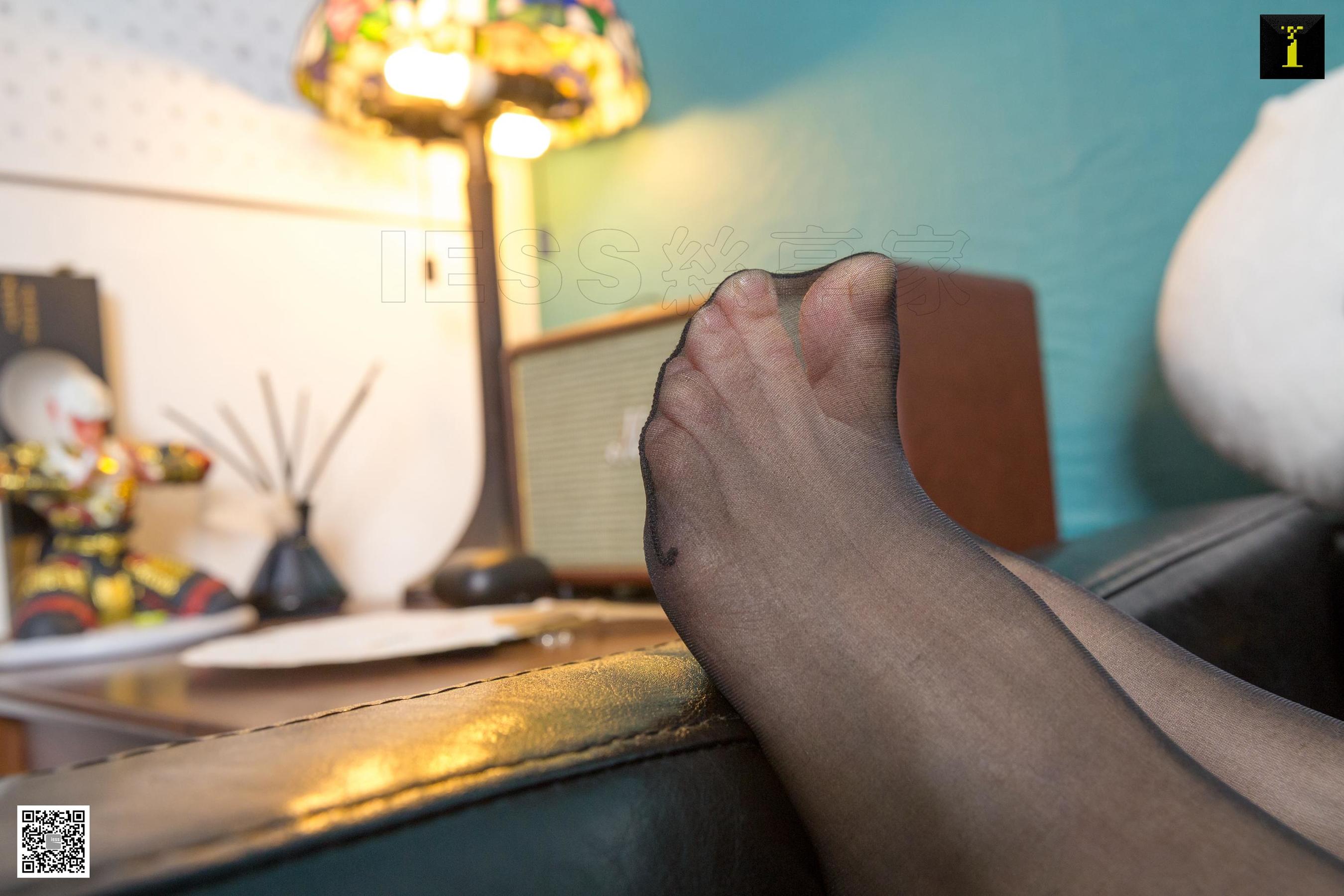 模特：梓琪 《梓琪的银色高跟鞋》 [IESS一千零一夜] 丝袜美腿写真集