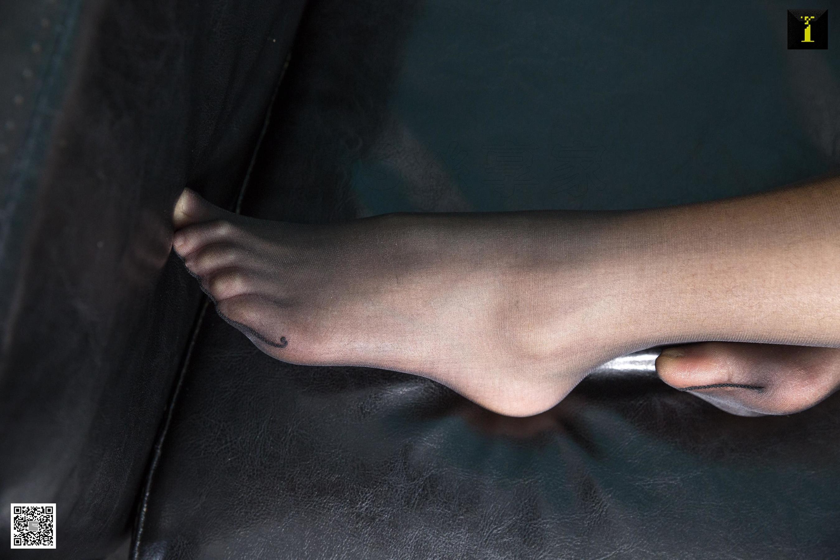 模特：梓琪 《梓琪的银色高跟鞋》 [IESS一千零一夜] 丝袜美腿写真集