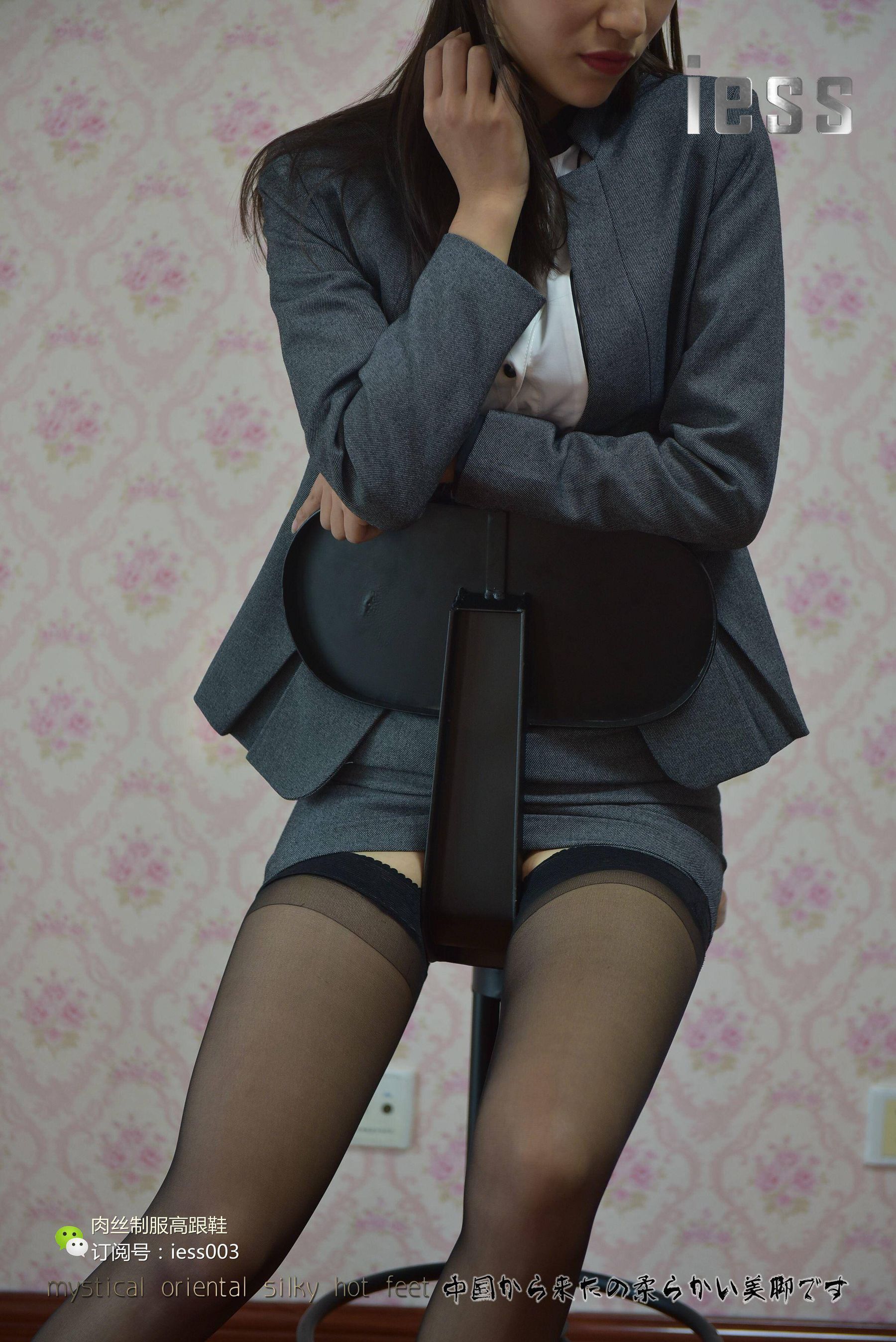 秋秋 《S型白领的黑丝吊带袜》 [IESS一千零一夜] 丝袜美腿写真集