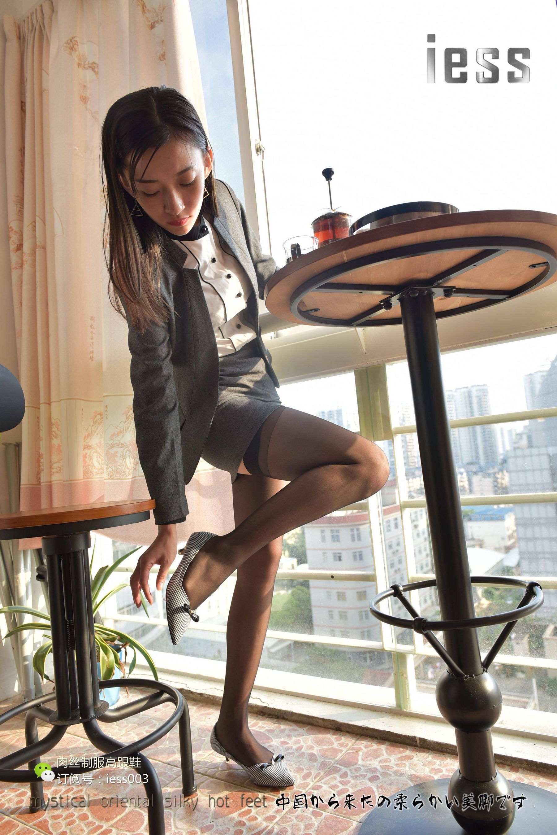 秋秋 《S型白领的黑丝吊带袜》 [IESS一千零一夜] 丝袜美腿写真集