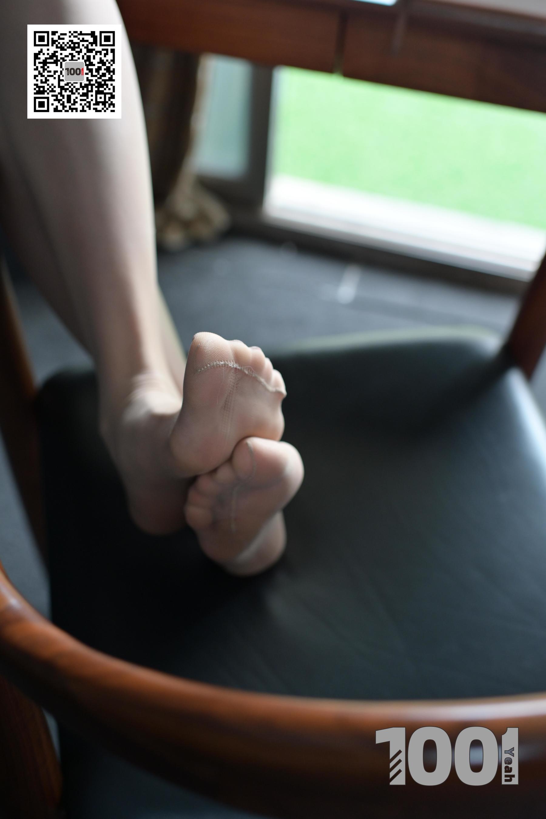 Lucy 《蕾丝小秘4》[一千零一夜IESS] 美腿丝足写真集