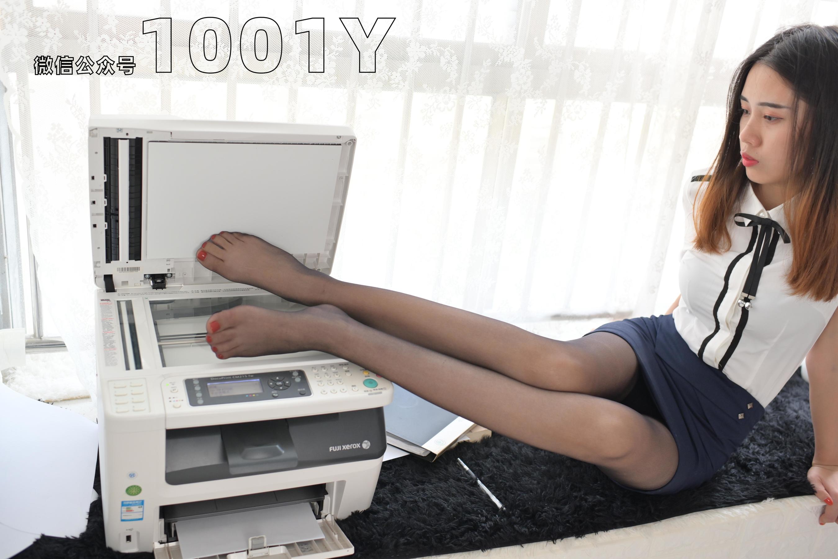 西瓜 《我的小秘书3》[一千零一夜IESS] 丝袜美腿写真集