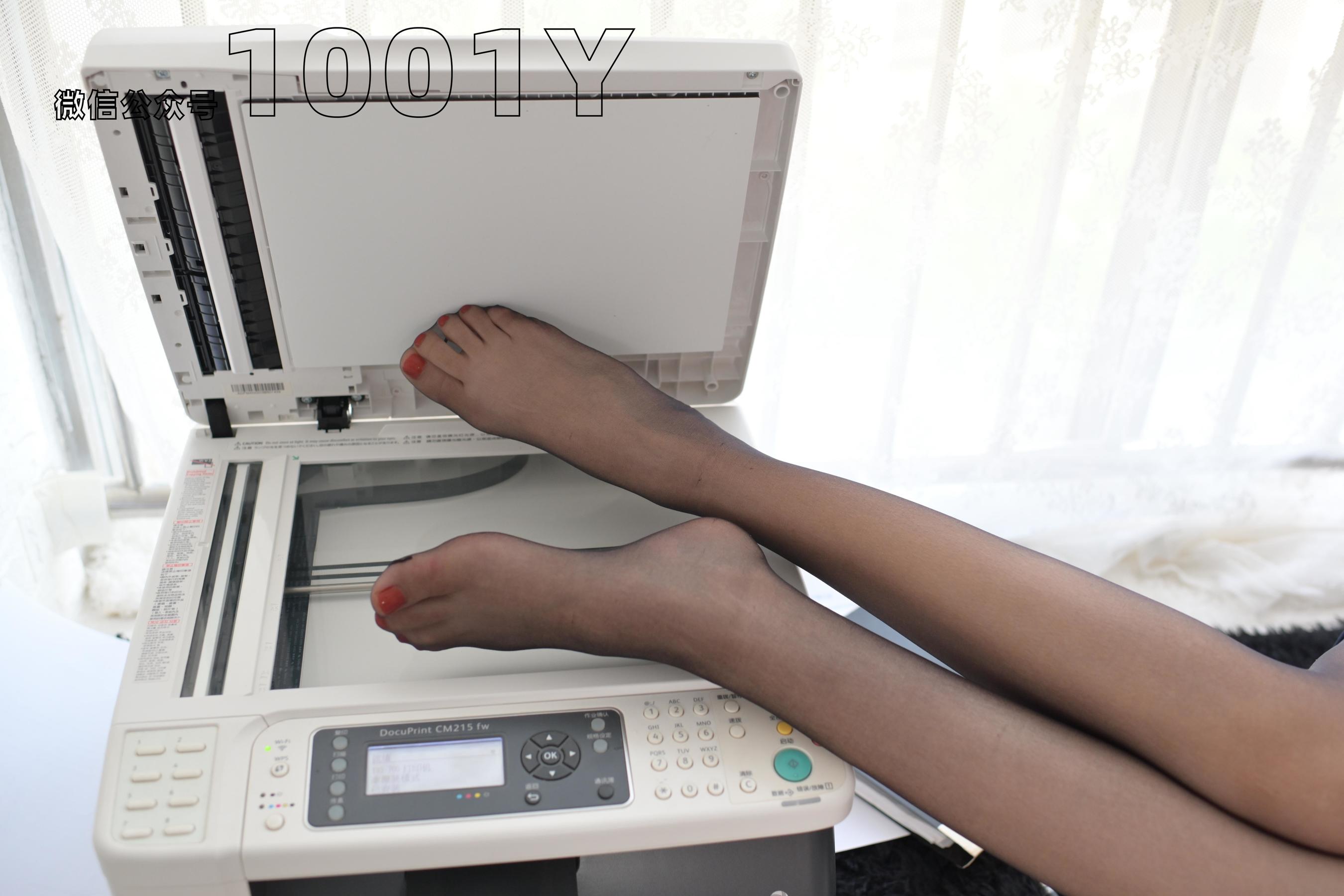 西瓜 《我的小秘书3》[一千零一夜IESS] 丝袜美腿写真集