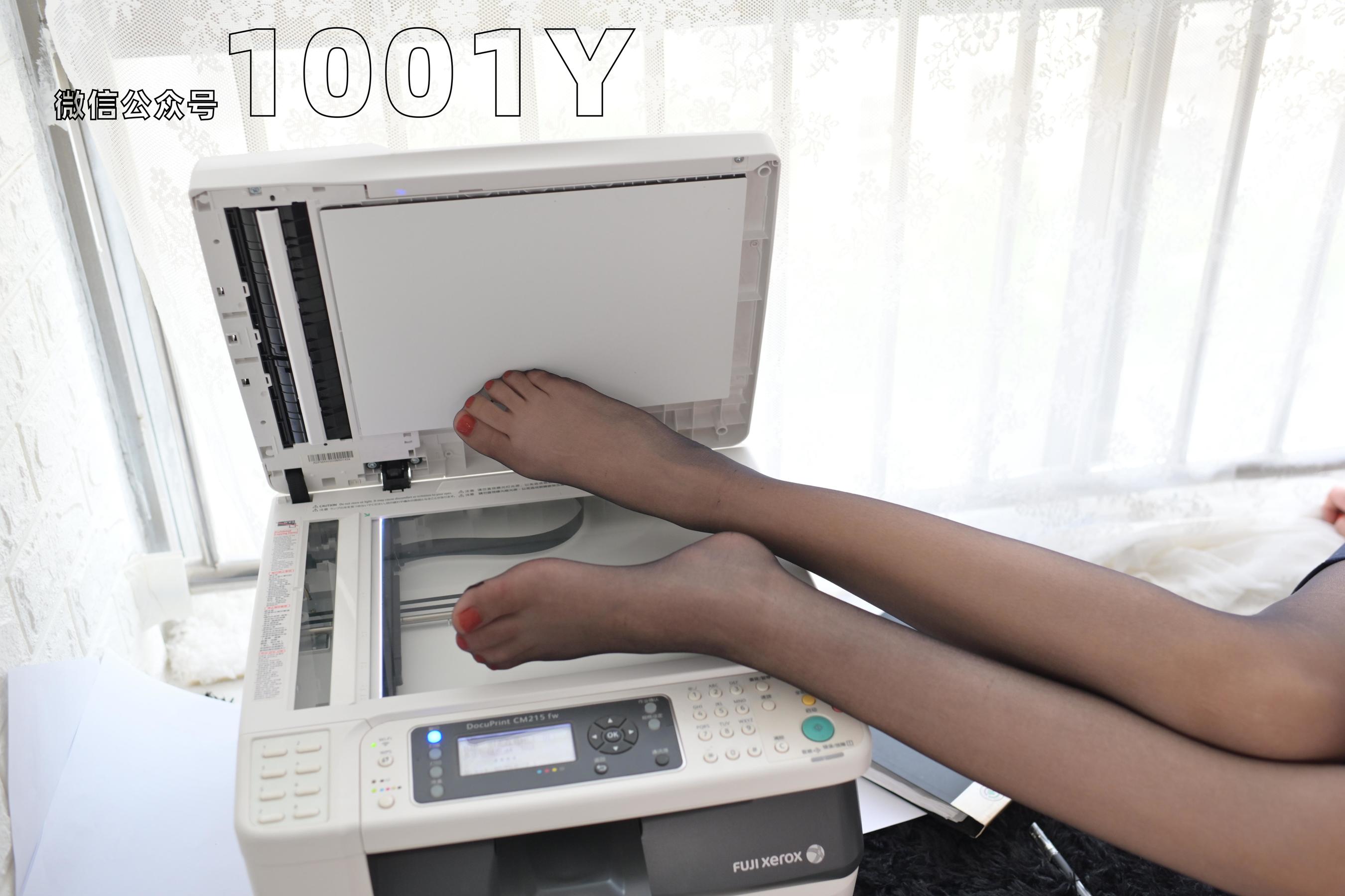 西瓜 《我的小秘书3》[一千零一夜IESS] 丝袜美腿写真集