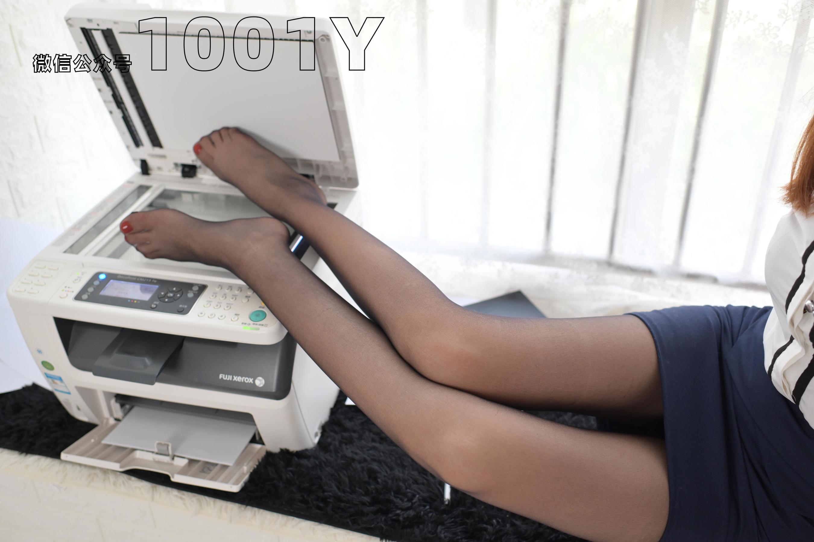 西瓜 《我的小秘书3》[一千零一夜IESS] 丝袜美腿写真集