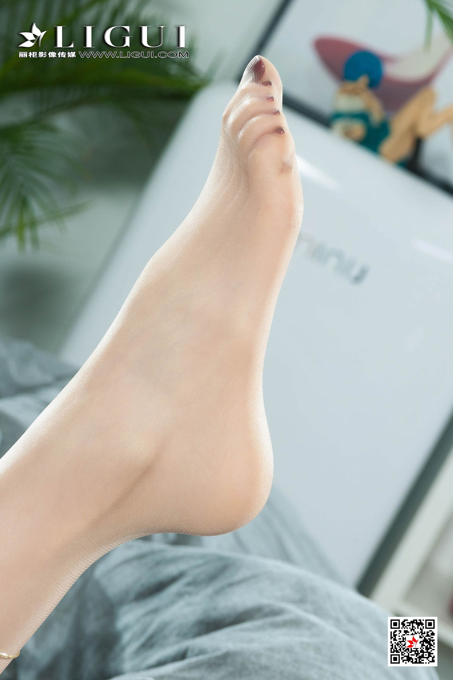凉儿《沙发肉丝背心女神》 [丽柜Ligui] 写真集