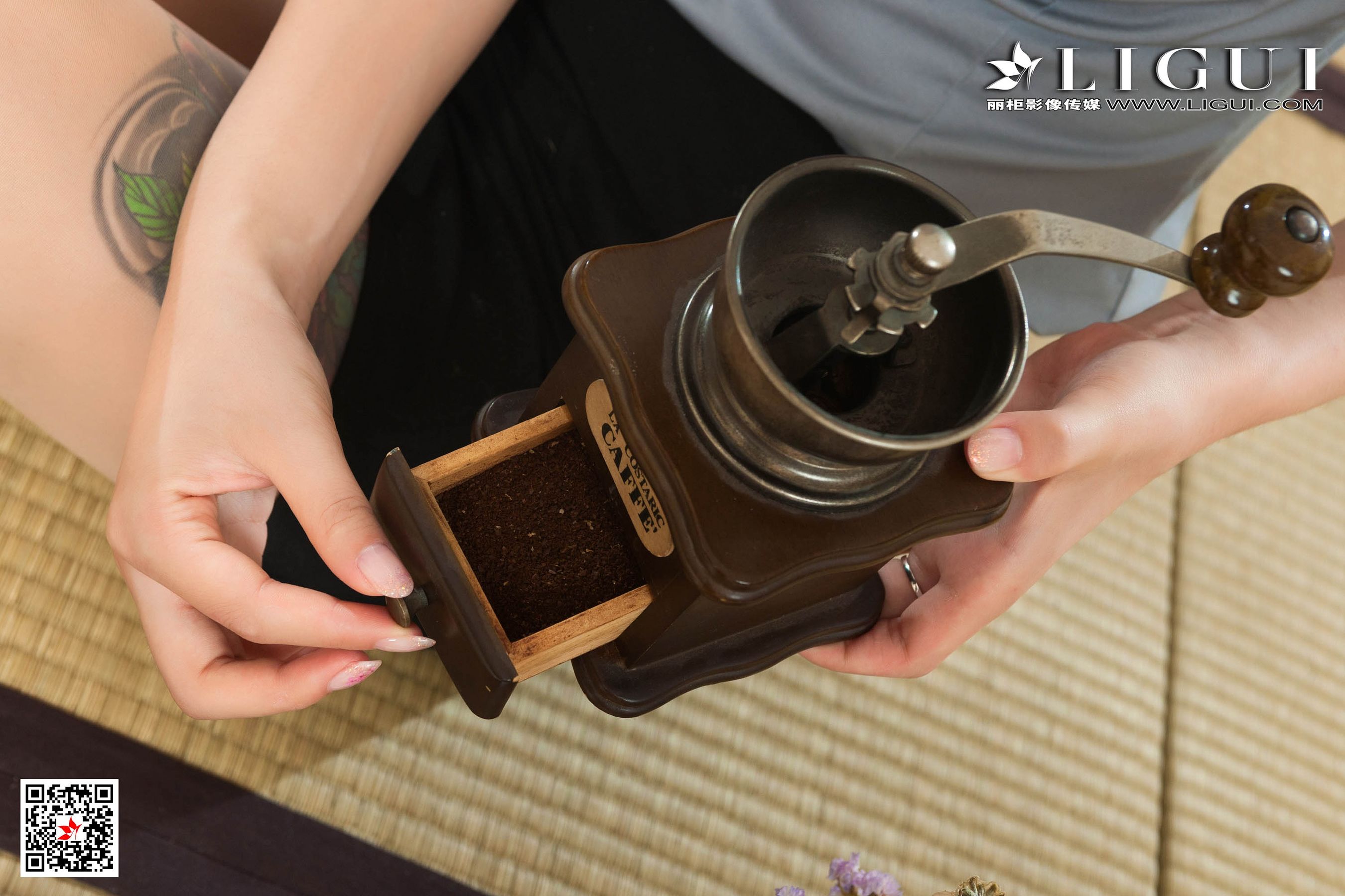 甜甜《肉丝袜美味咖啡》 [丽柜Ligui] 写真集