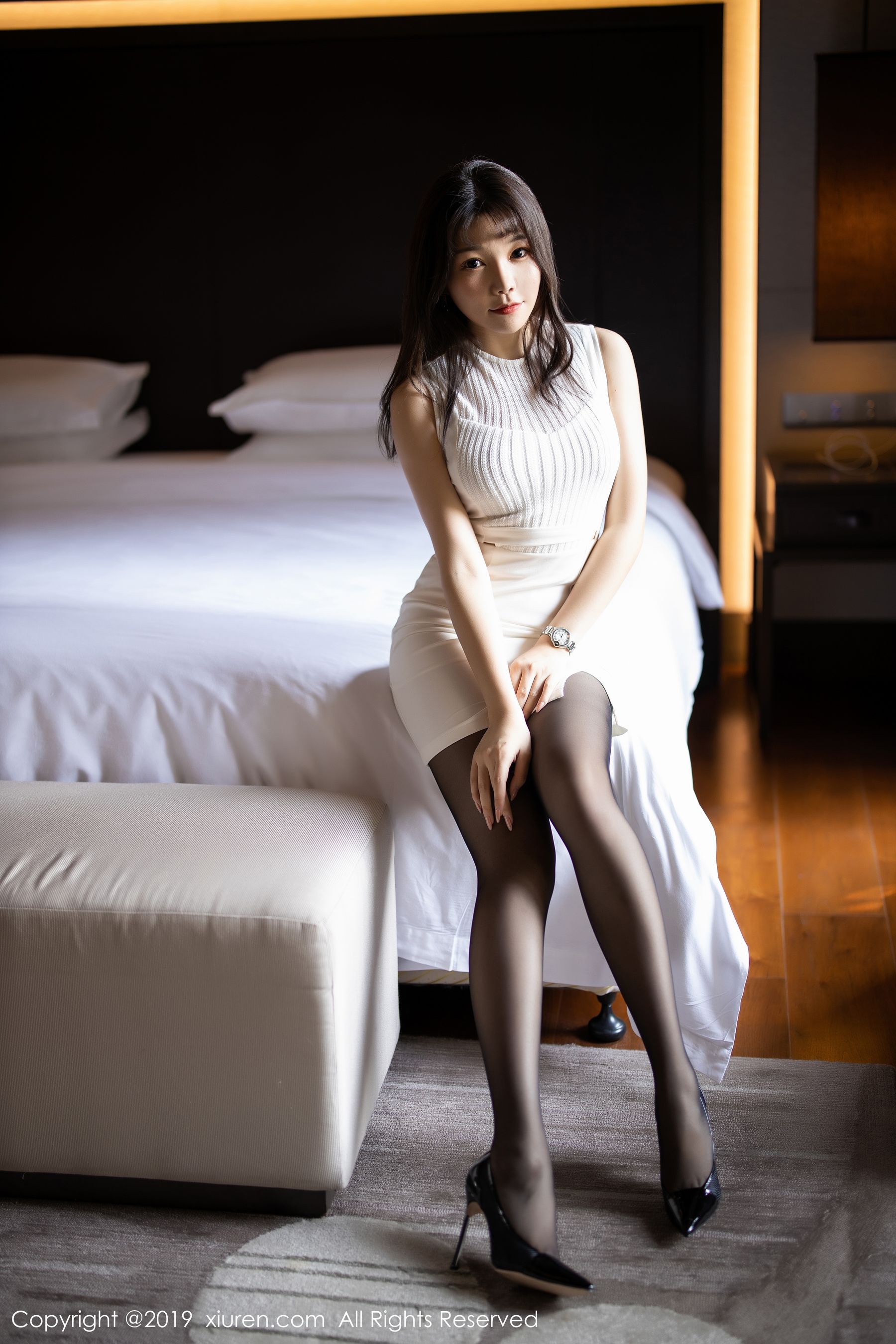 芝芝Booty《典雅短裙与魅惑黑丝》 [秀人XIUREN] No.1714 写真集