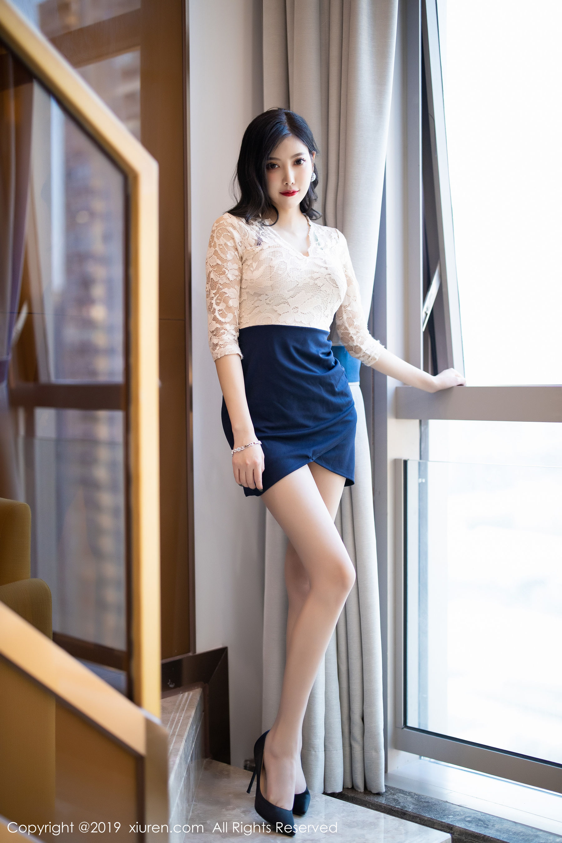 杨晨晨sugar《吊裙内衣与丝袜美腿》 [秀人XIUREN] No.1717 写真集