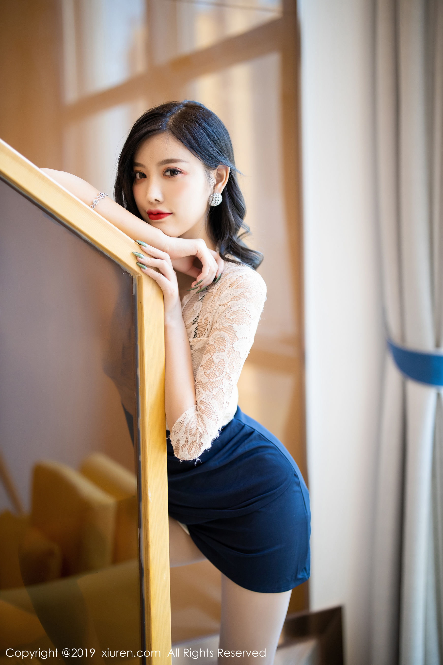 杨晨晨sugar《吊裙内衣与丝袜美腿》 [秀人XIUREN] No.1717 写真集