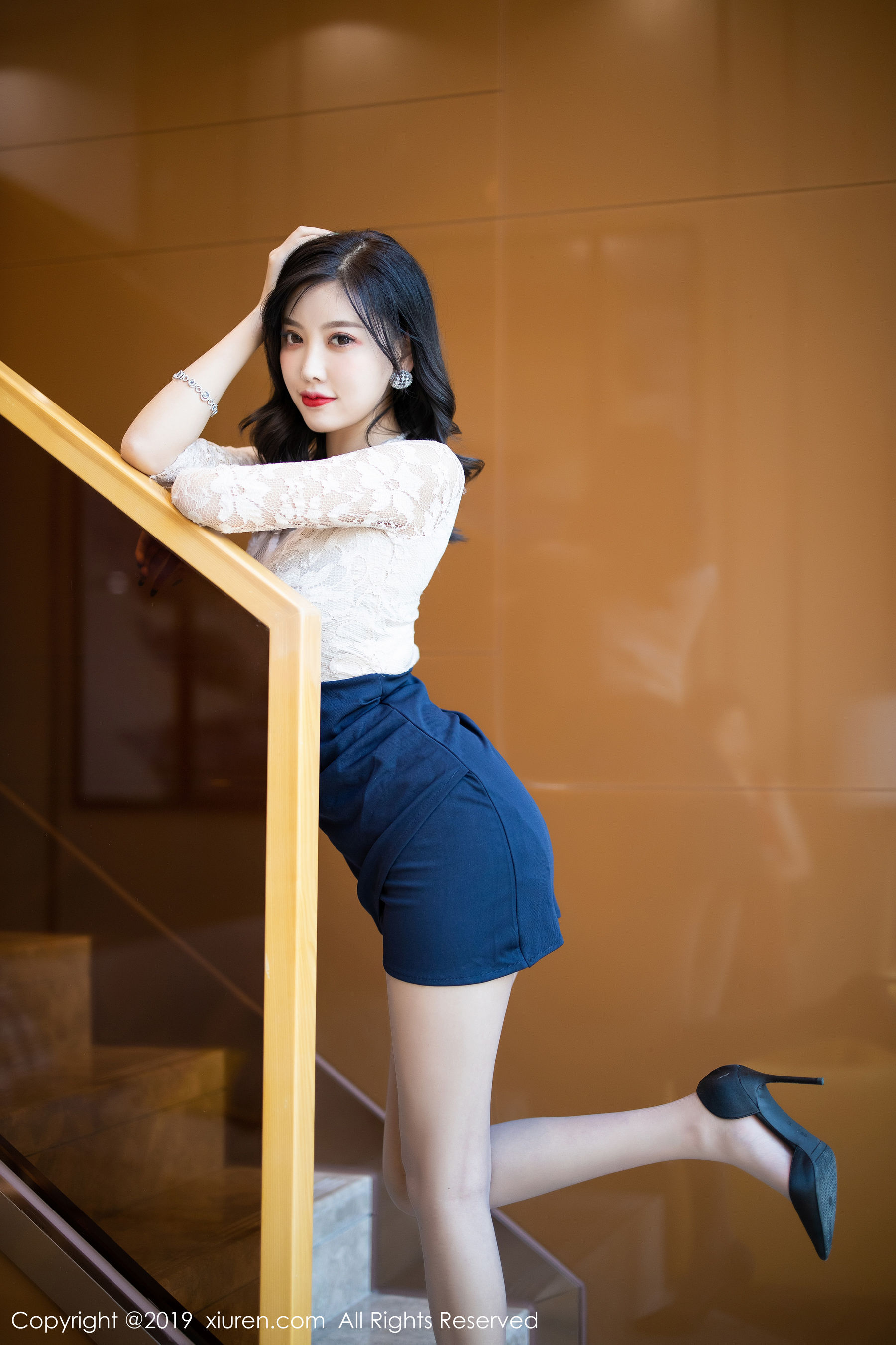 杨晨晨sugar《吊裙内衣与丝袜美腿》 [秀人XIUREN] No.1717 写真集