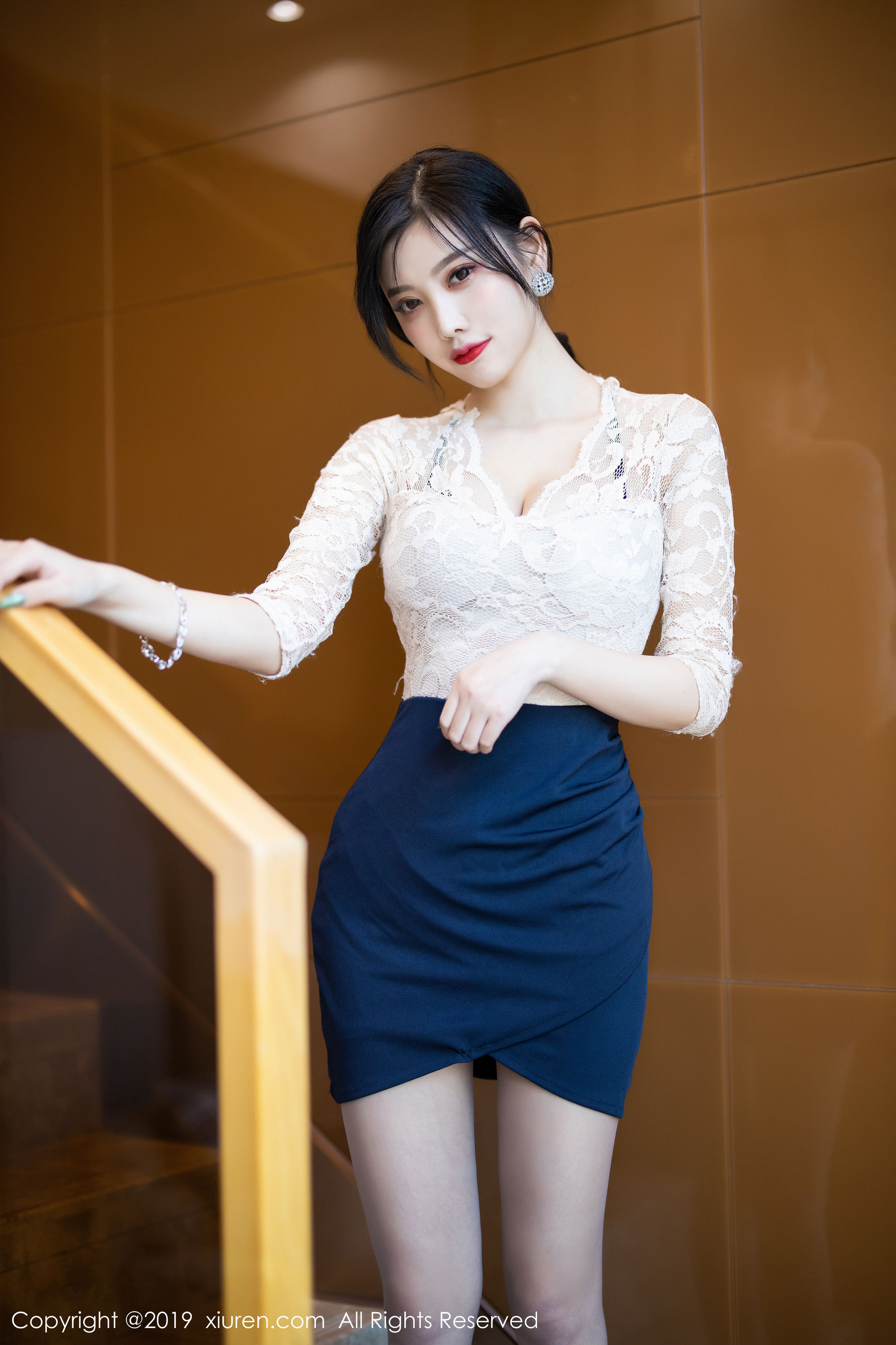 杨晨晨sugar《吊裙内衣与丝袜美腿》 [秀人XIUREN] No.1717 写真集