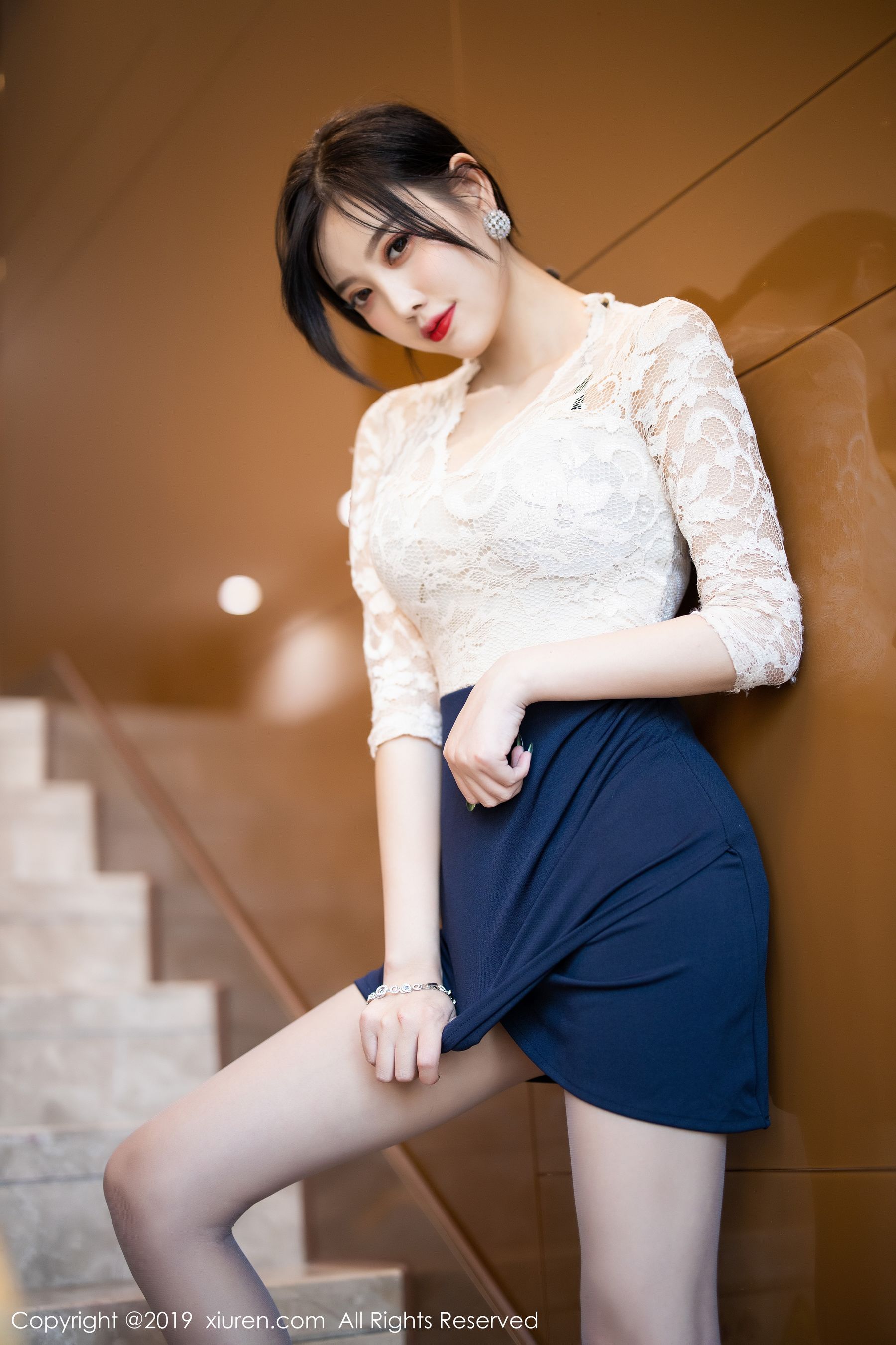 杨晨晨sugar《吊裙内衣与丝袜美腿》 [秀人XIUREN] No.1717 写真集