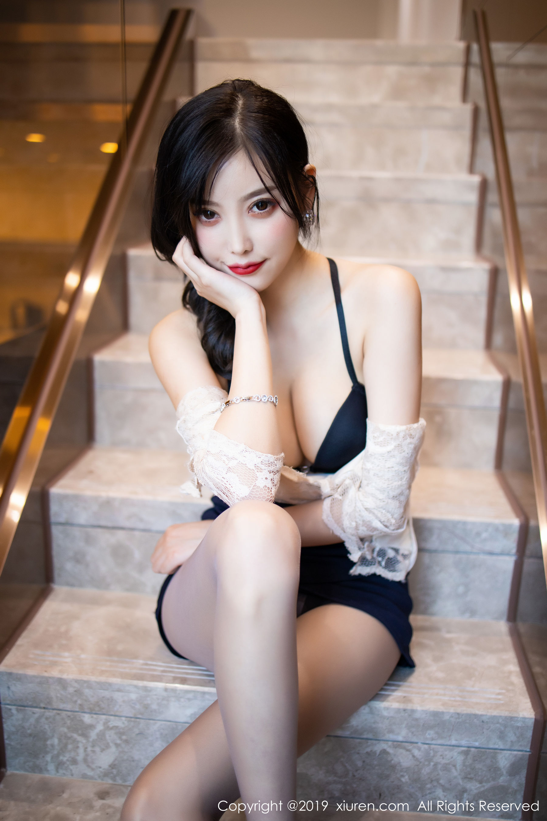 杨晨晨sugar《吊裙内衣与丝袜美腿》 [秀人XIUREN] No.1717 写真集