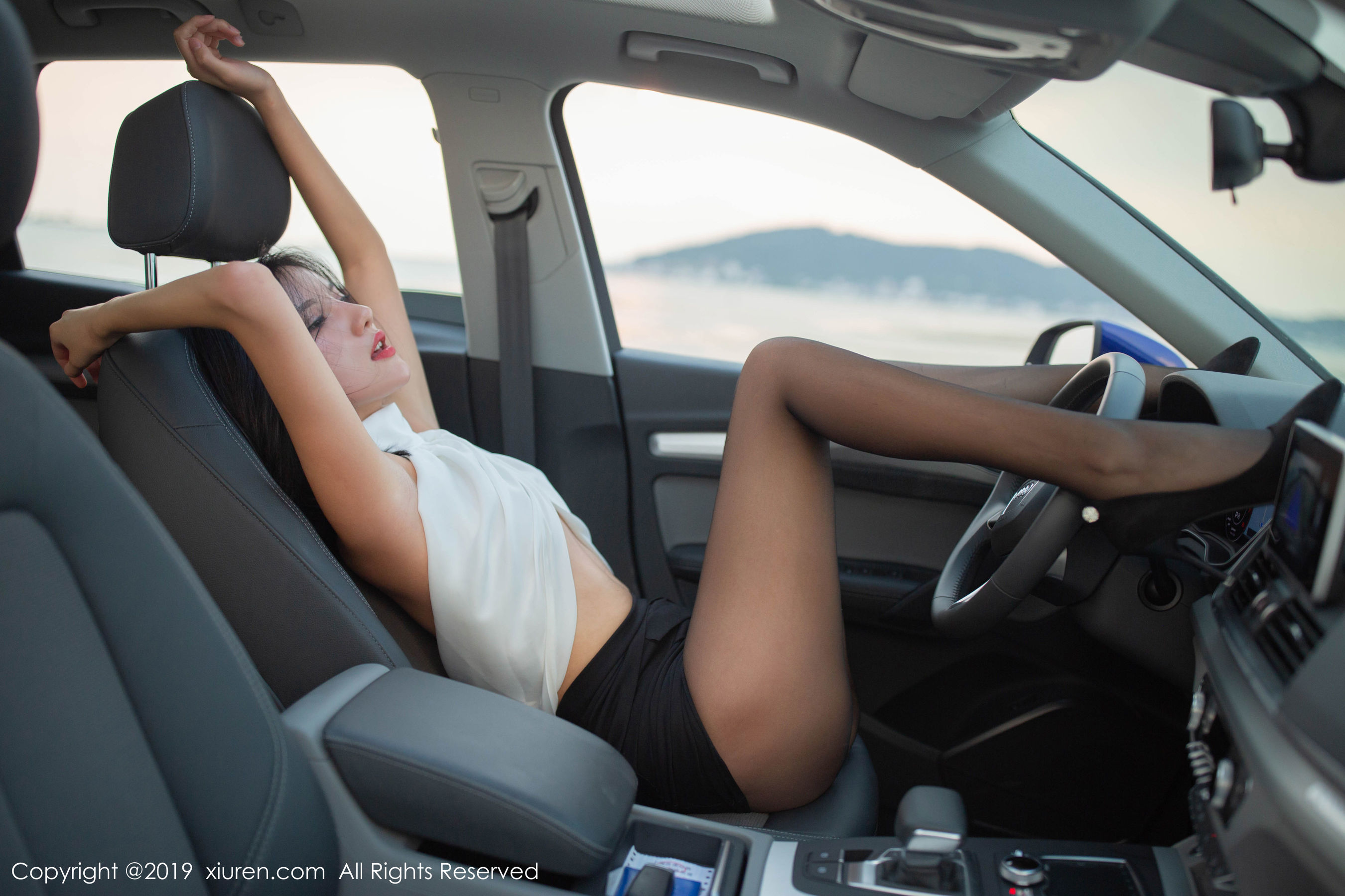 就是阿朱啊《性感狂野的户外车拍系列》 [秀人XIUREN] No.1768 写真集