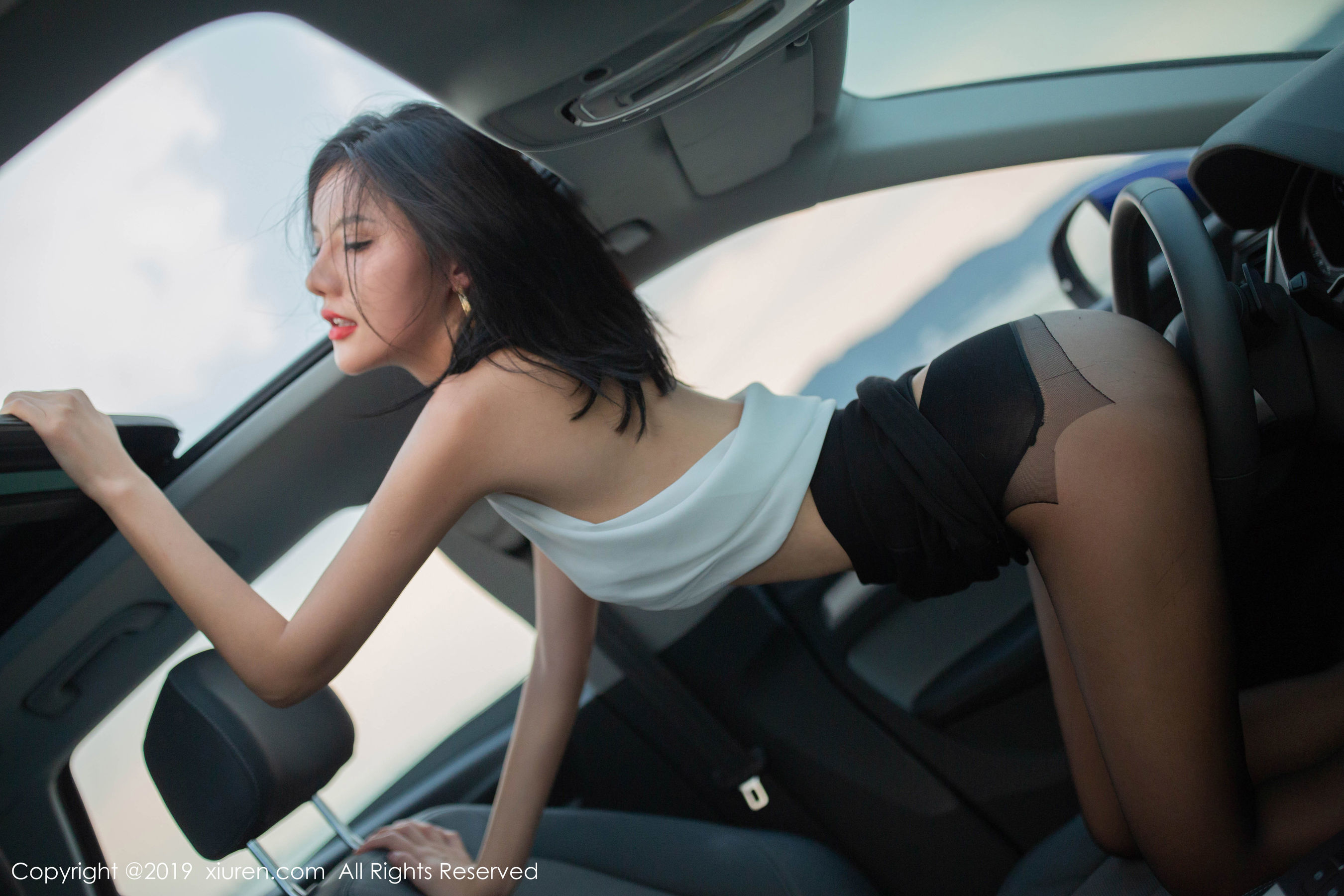 就是阿朱啊《性感狂野的户外车拍系列》 [秀人XIUREN] No.1768 写真集