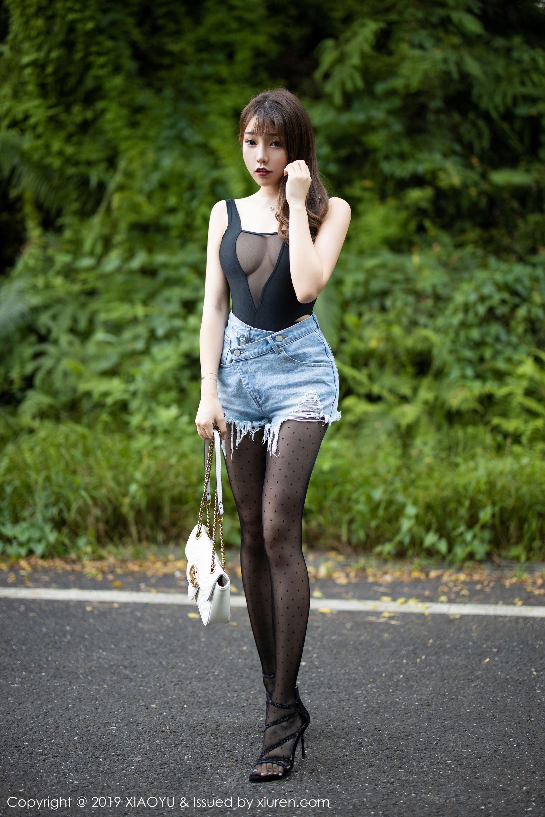 芝芝Booty《层层深入的室外剧情车拍系列》 [语画界XIAOYU] Vol.156 写真集