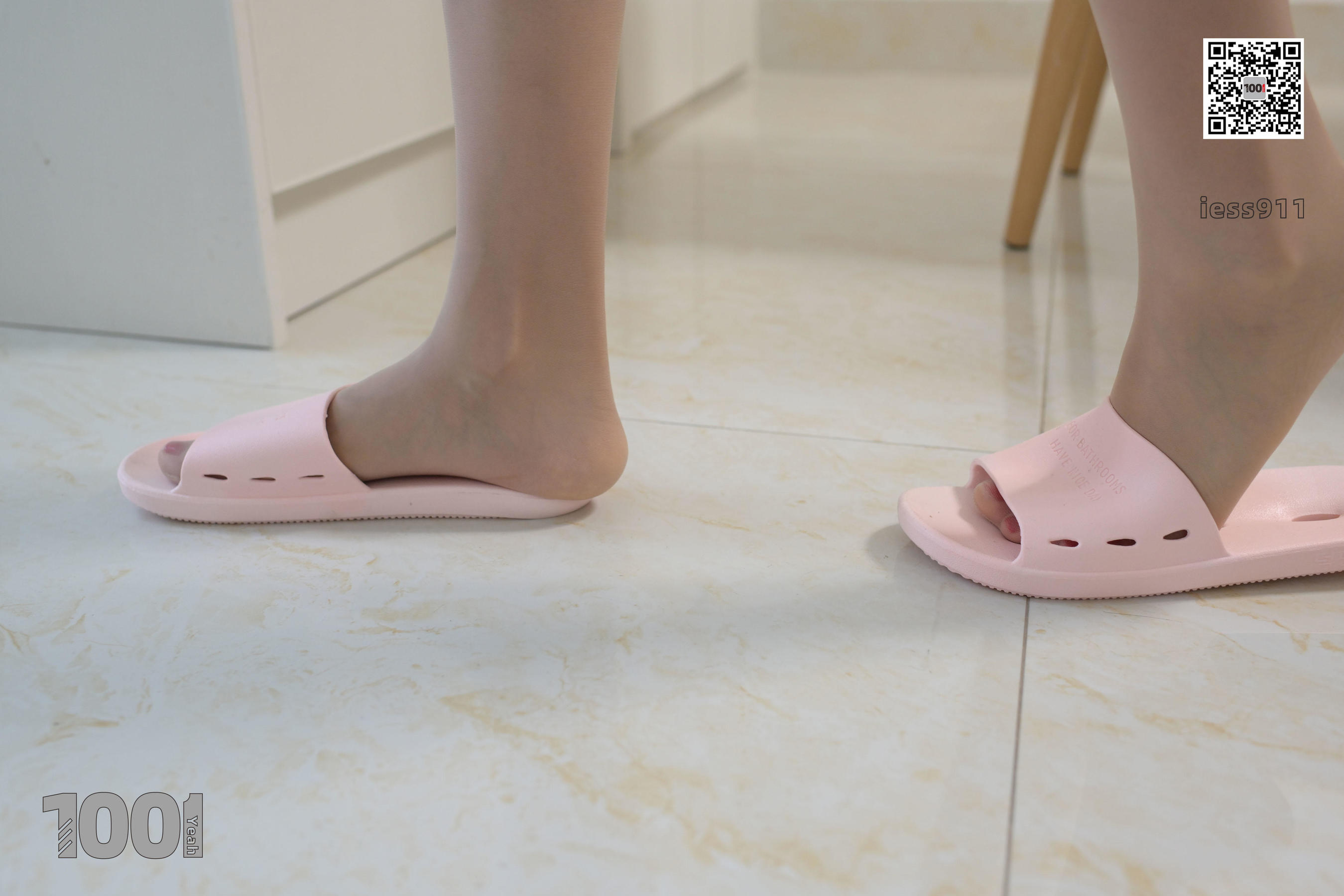 模特Lucy 《儿子的私教1》 [IESS一千零一夜] 美腿丝足写真集