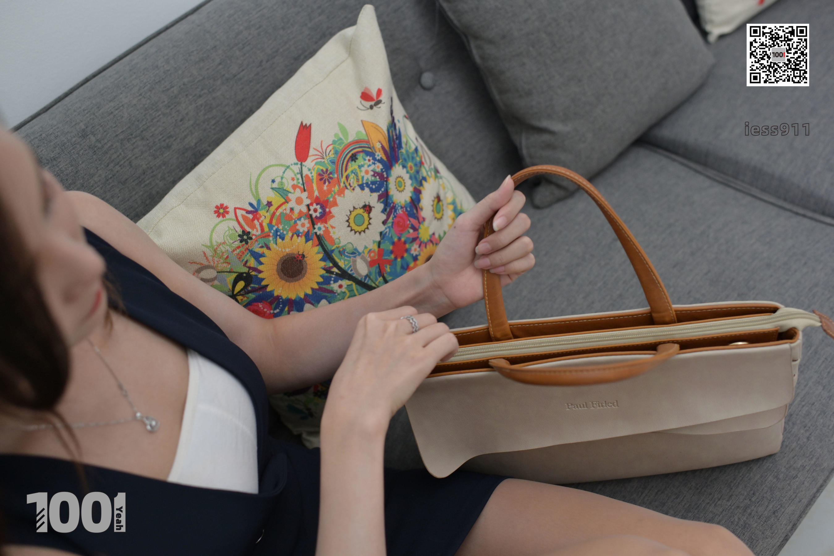 模特Lucy 《儿子的私教1》 [IESS一千零一夜] 美腿丝足写真集