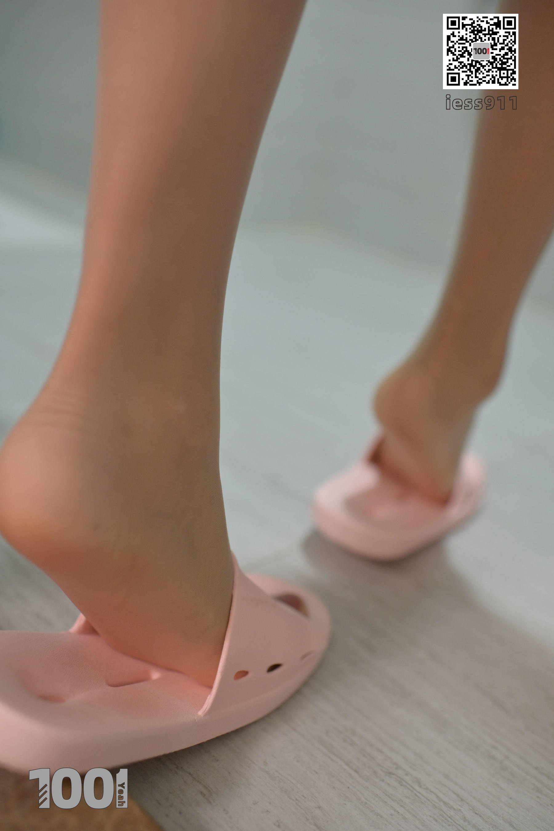 模特Lucy 《儿子的私教1》 [IESS一千零一夜] 美腿丝足写真集