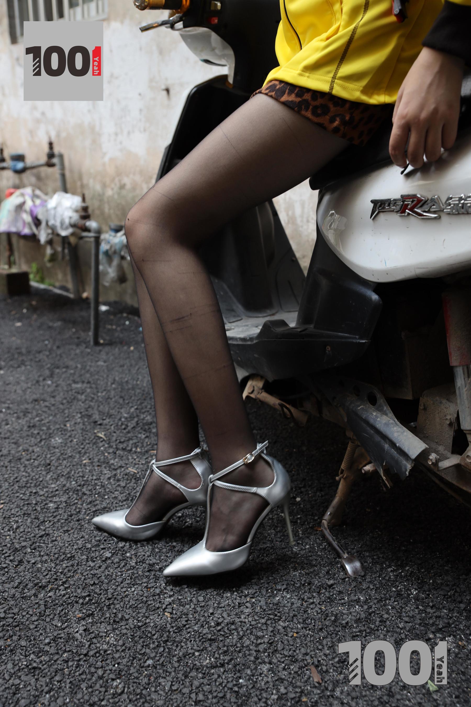 模特西瓜 《您好，您的外卖已送达2》 [IESS一千零一夜] 美腿丝足写真集