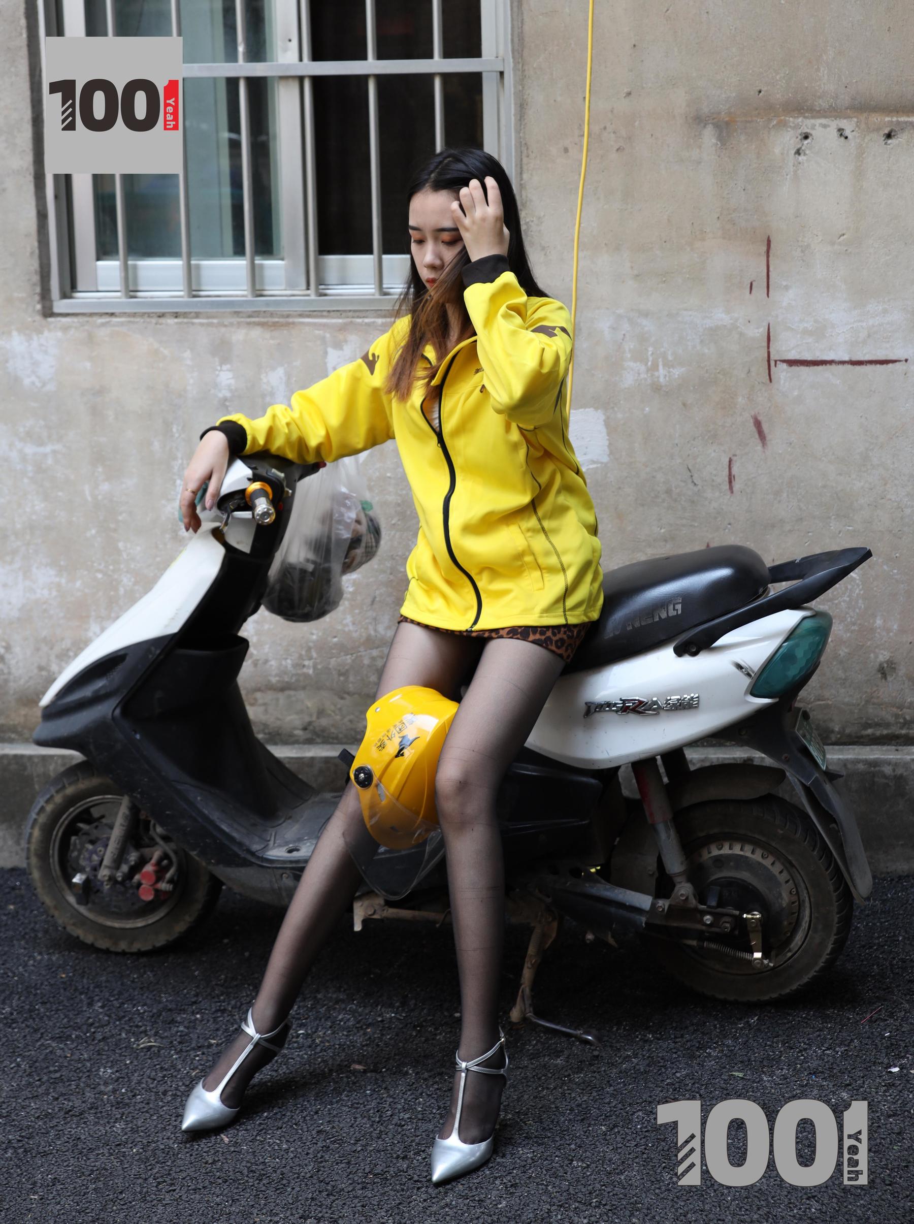 模特西瓜 《您好，您的外卖已送达2》 [IESS一千零一夜] 美腿丝足写真集