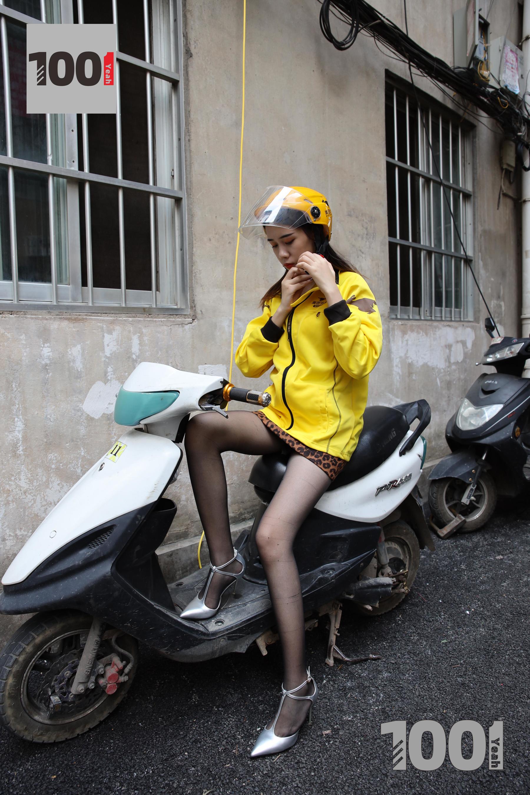 模特西瓜 《您好，您的外卖已送达2》 [IESS一千零一夜] 美腿丝足写真集