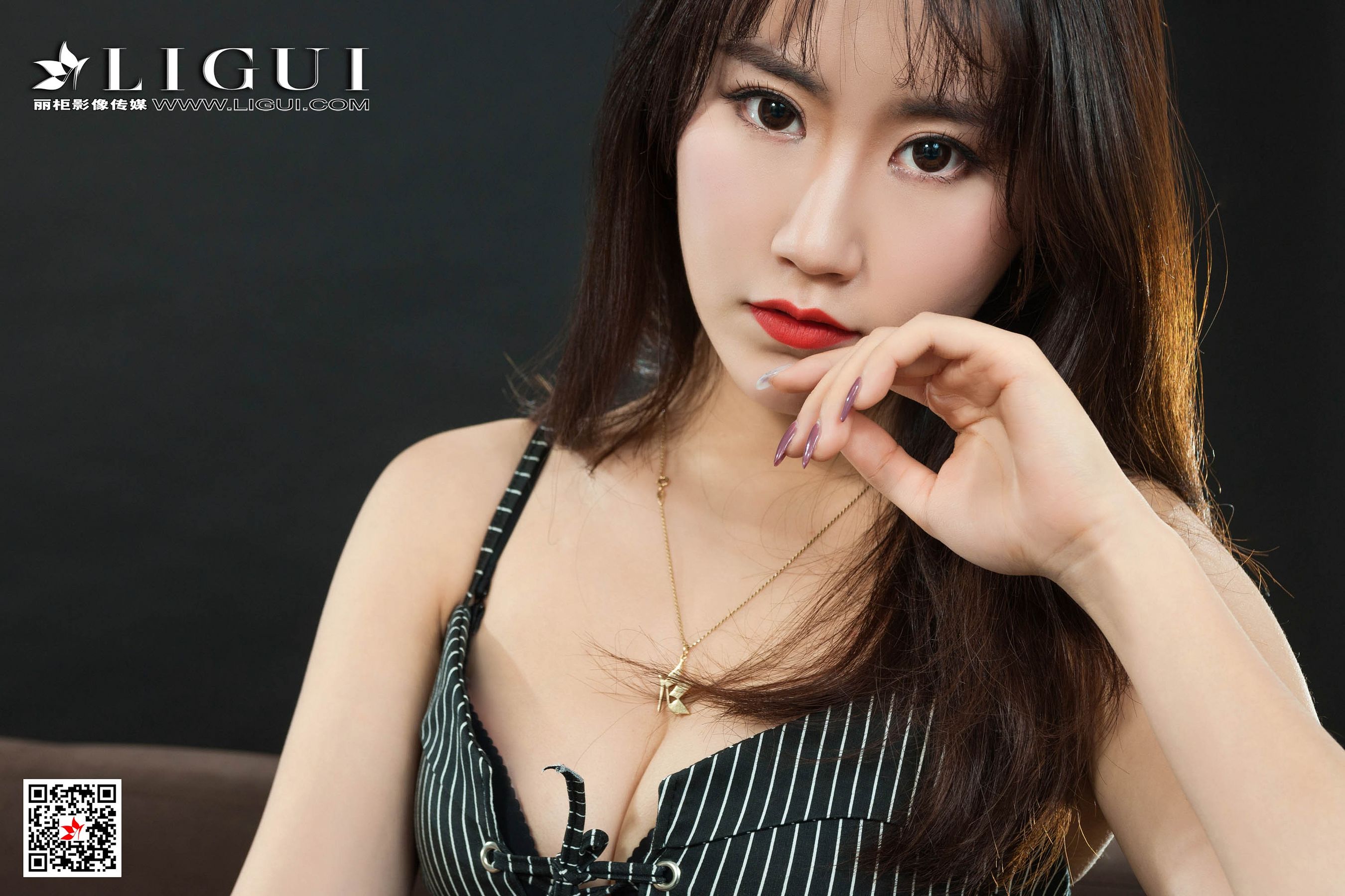 Model 子晴《极品黑丝女秘书》 [丽柜Ligui] 写真集