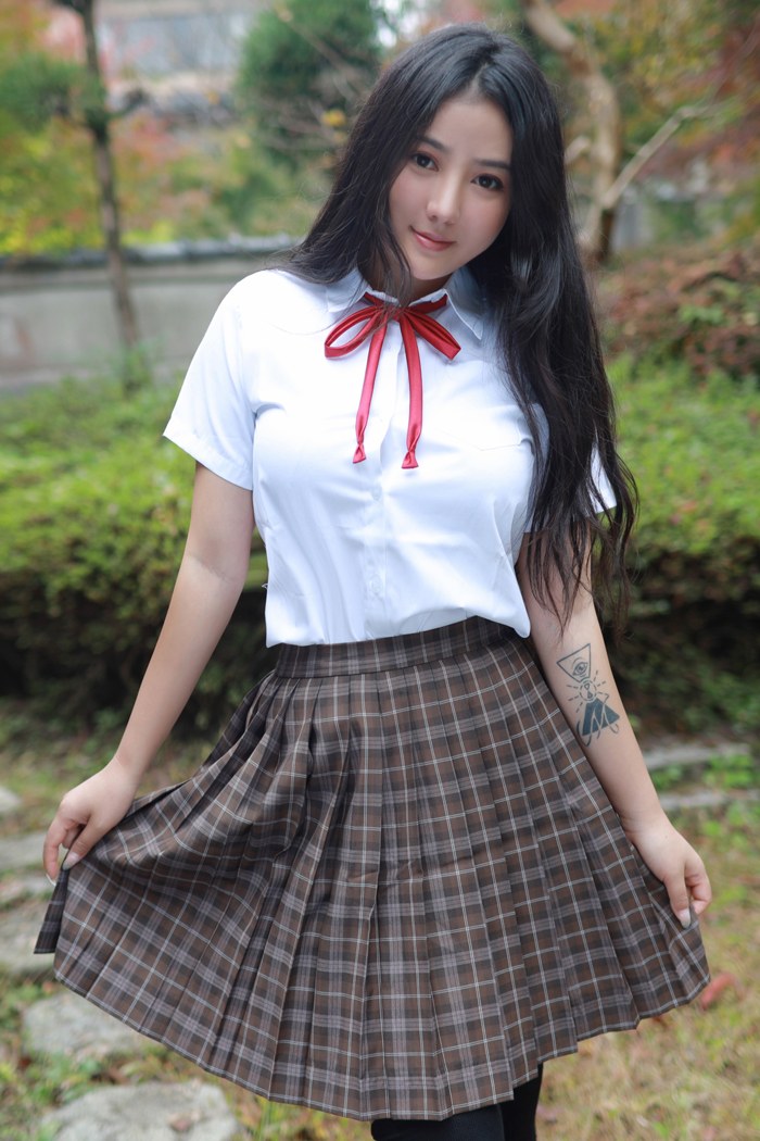 巨乳学姐玛鲁娜清纯学生装格外出众