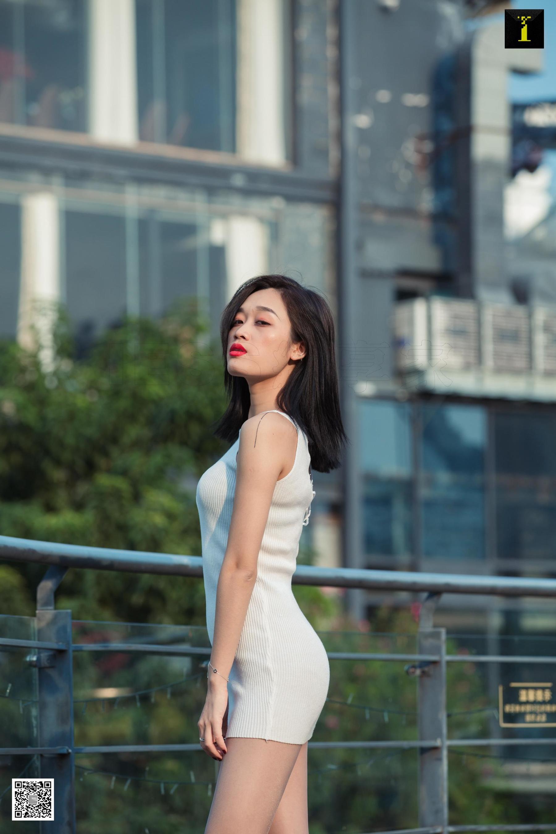 模特可乐 《灰丝下的可爱纹身》 [异思趣向IESS] 写真集