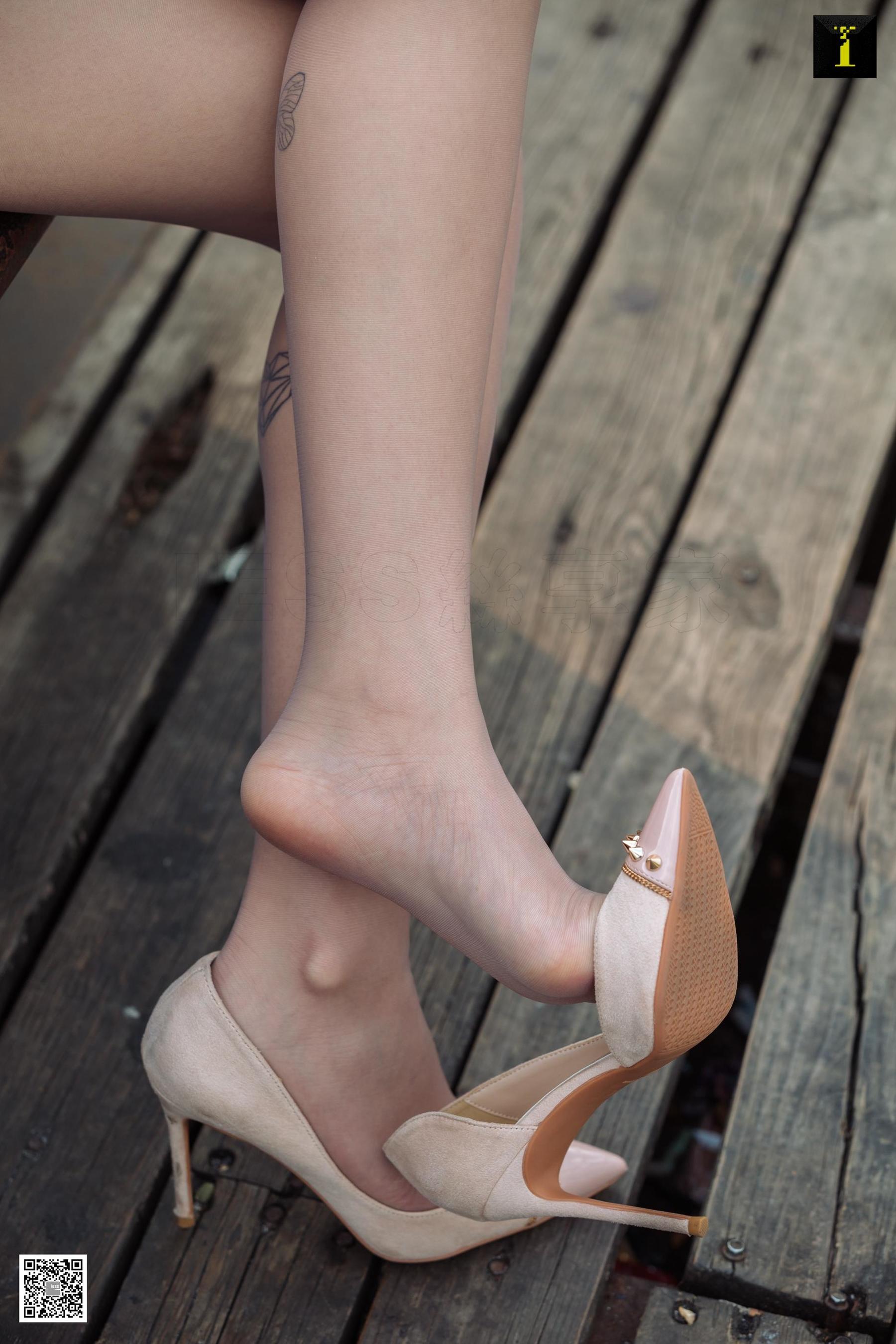 模特可乐 《灰丝下的可爱纹身》 [异思趣向IESS] 写真集