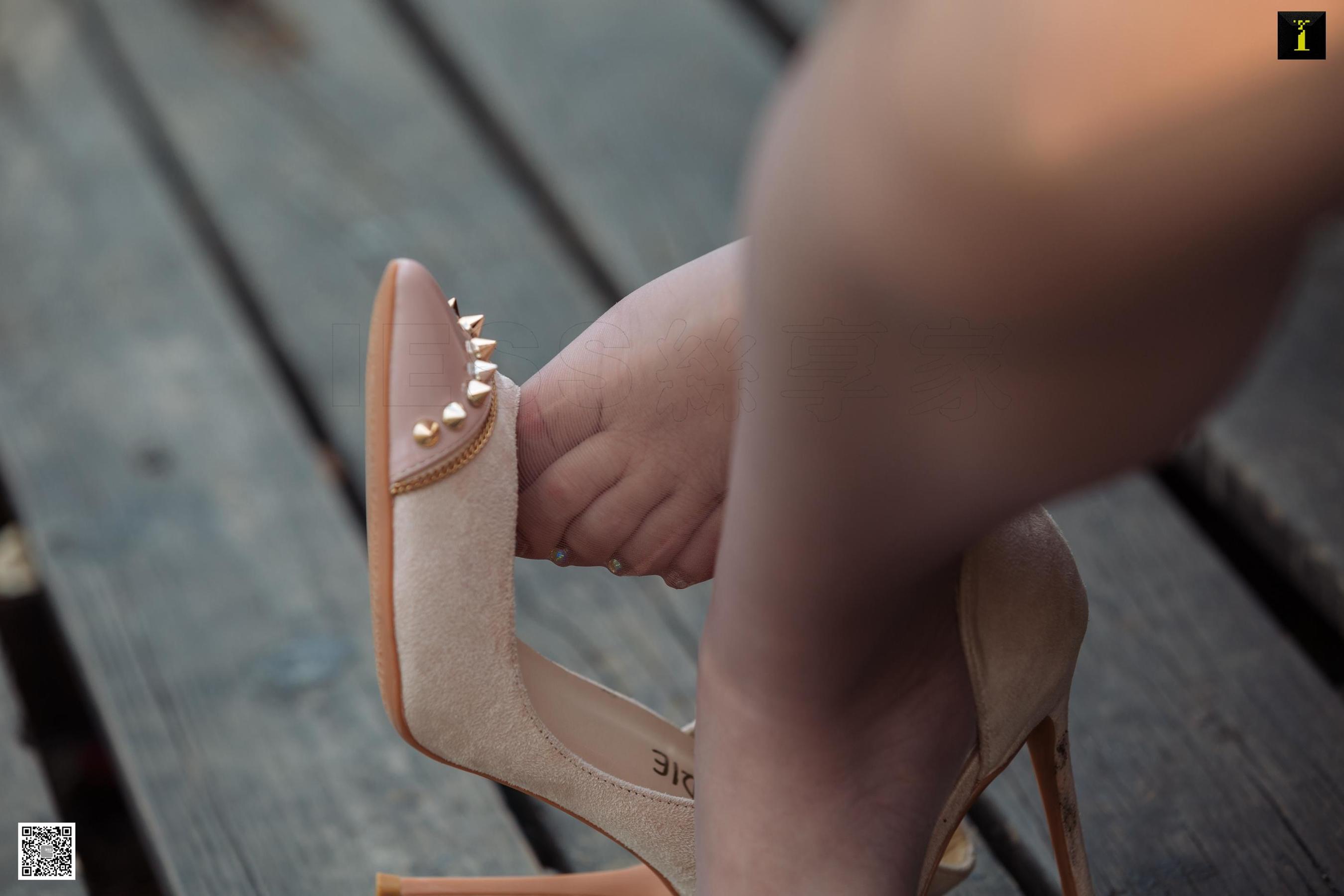 模特可乐 《灰丝下的可爱纹身》 [异思趣向IESS] 写真集