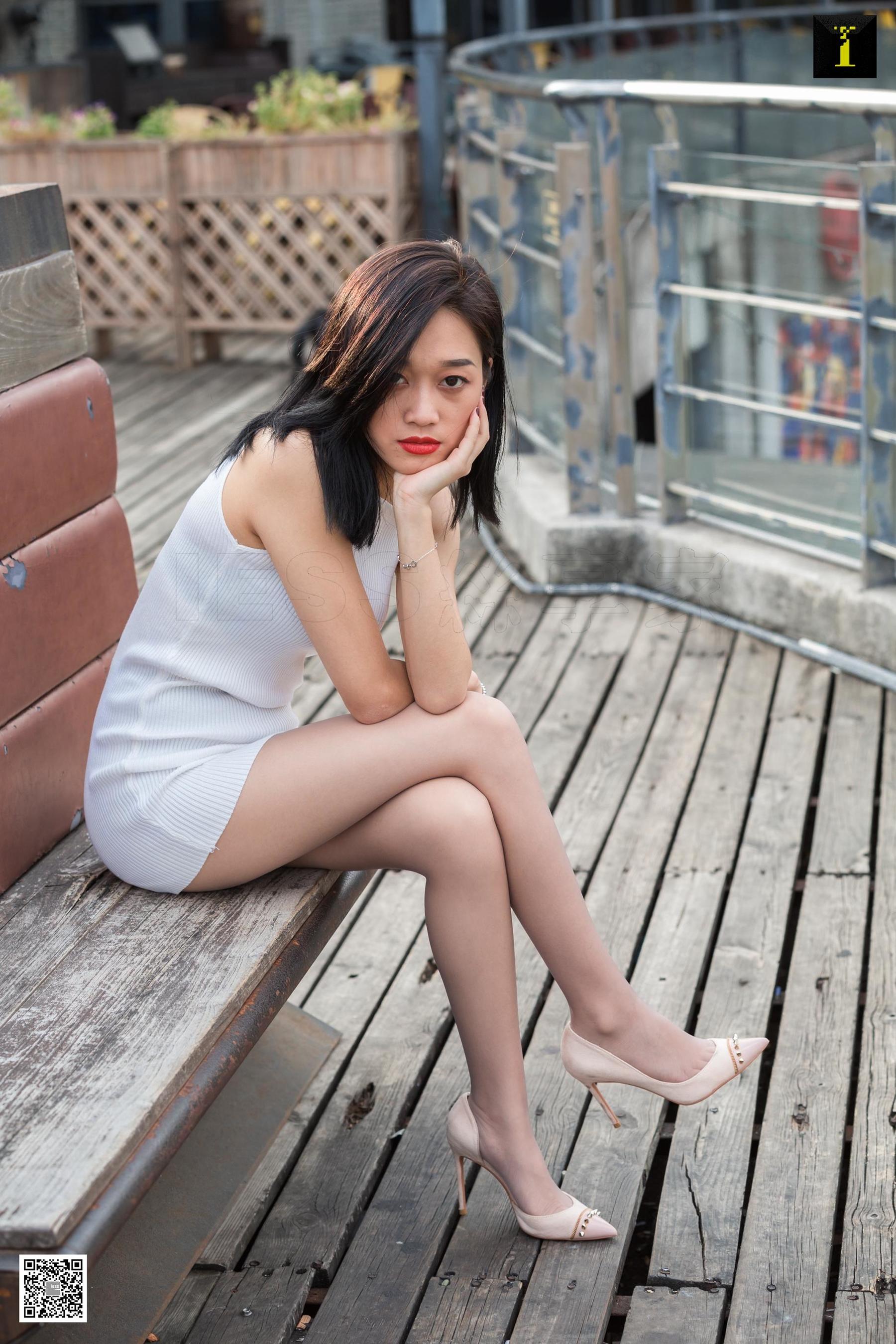 模特可乐 《灰丝下的可爱纹身》 [异思趣向IESS] 写真集