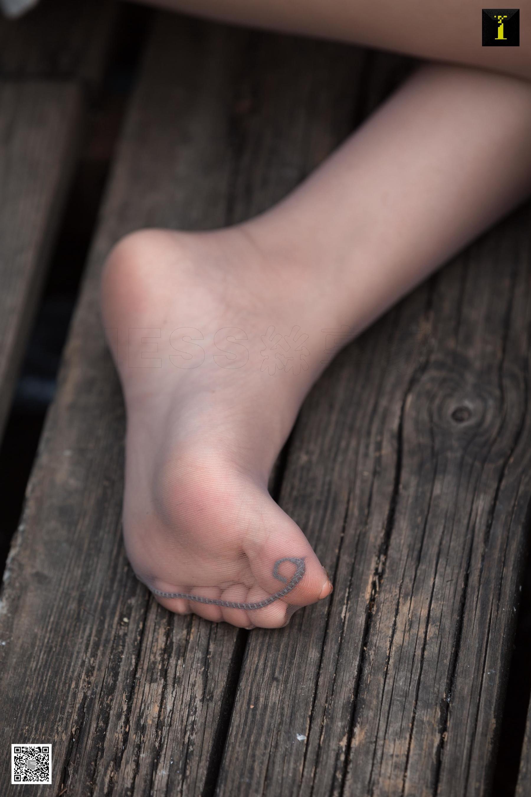 模特可乐 《灰丝下的可爱纹身》 [异思趣向IESS] 写真集