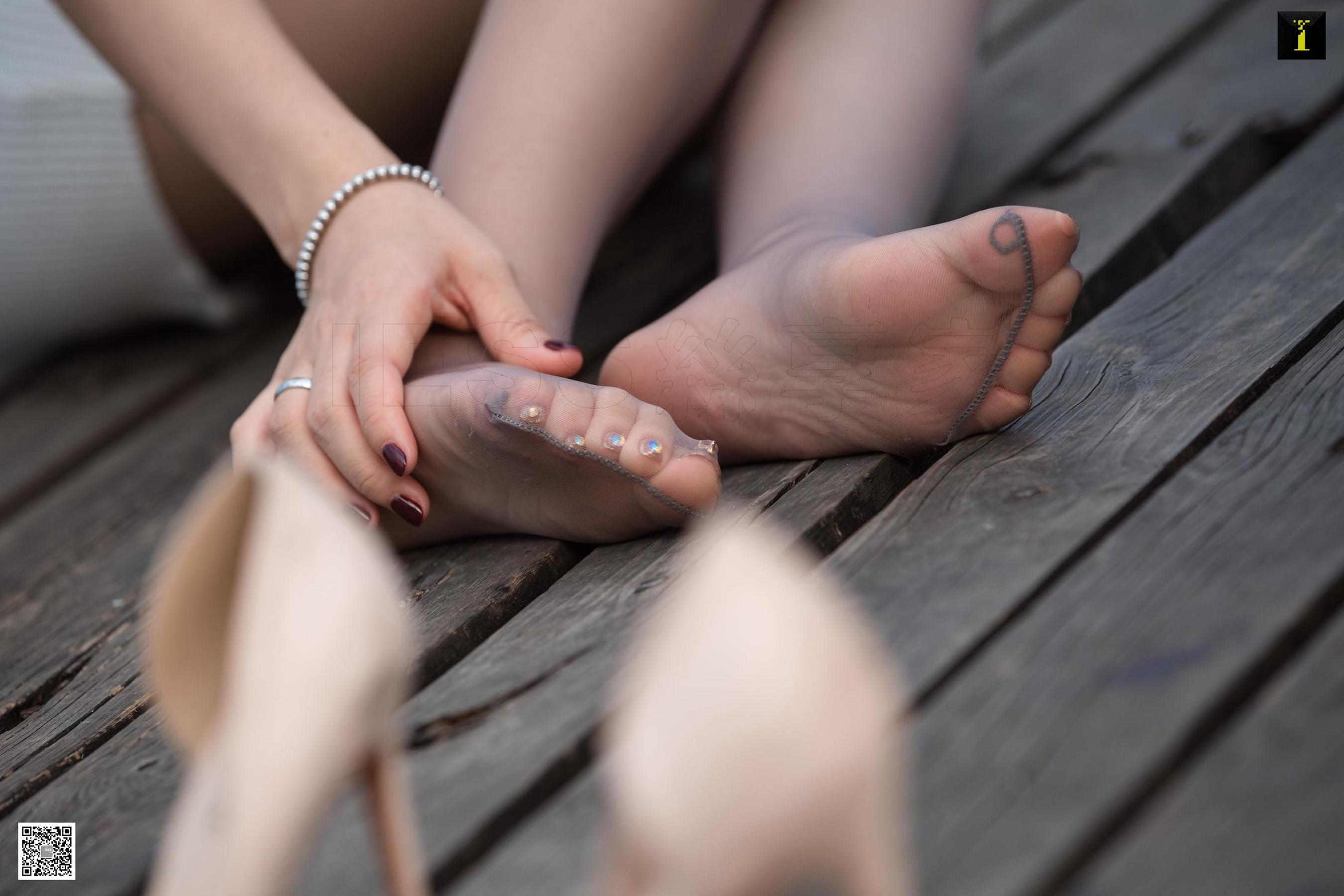 模特可乐 《灰丝下的可爱纹身》 [异思趣向IESS] 写真集