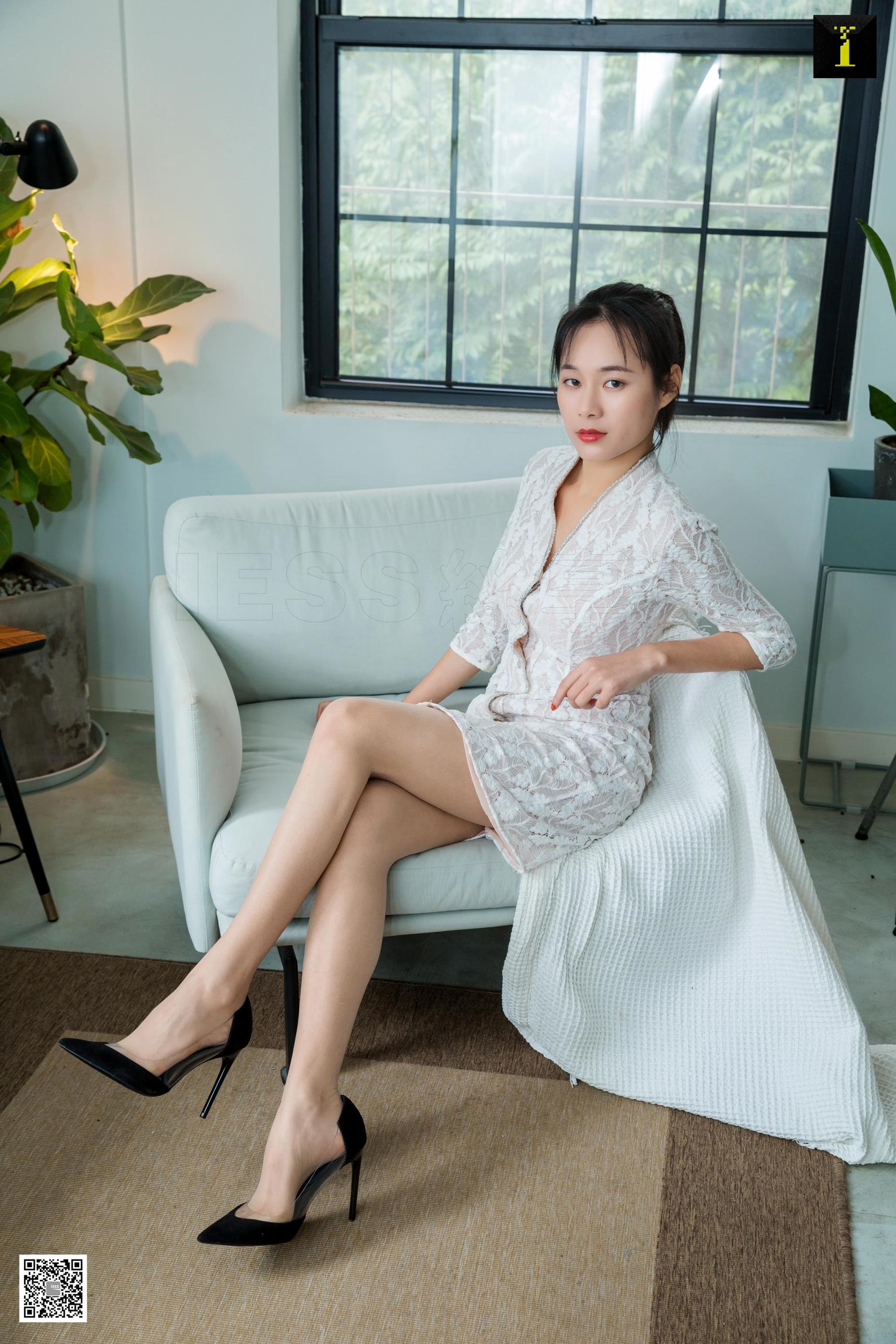 小小 《你选高跟还是平底》 [异思趣向IESS] 写真集