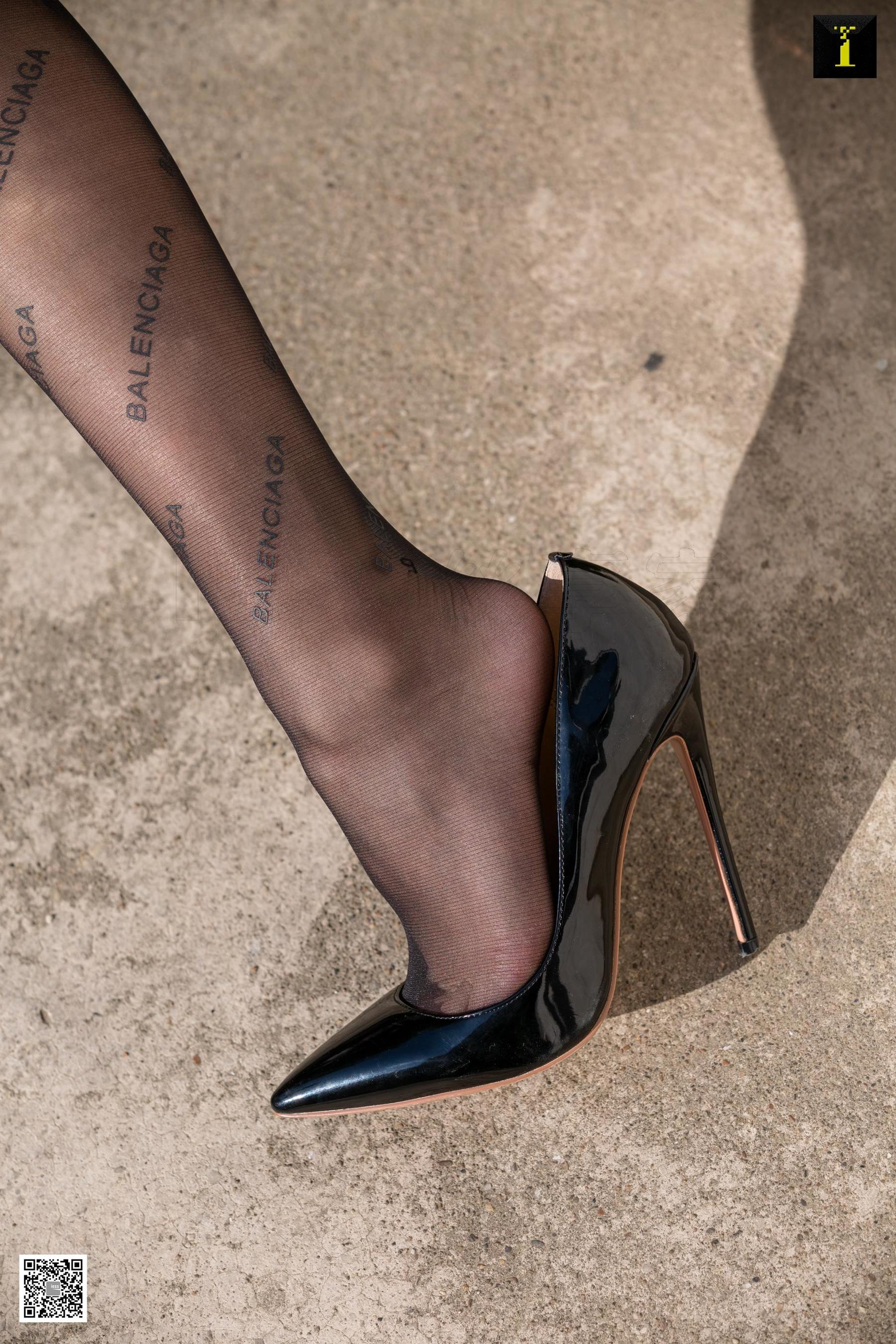 秋秋 《英文网红袜试穿》 [异思趣向IESS] 写真集