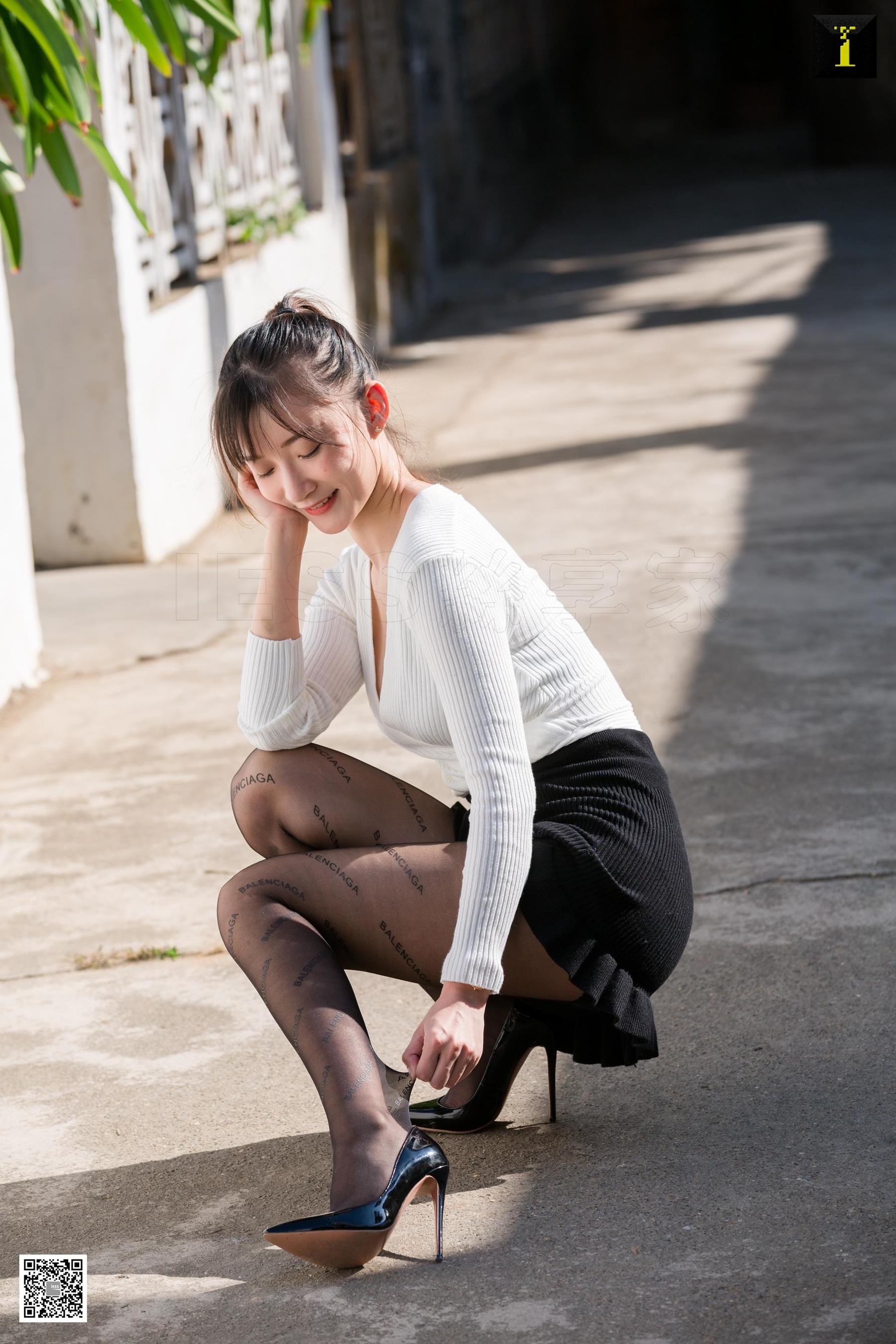 秋秋 《英文网红袜试穿》 [异思趣向IESS] 写真集