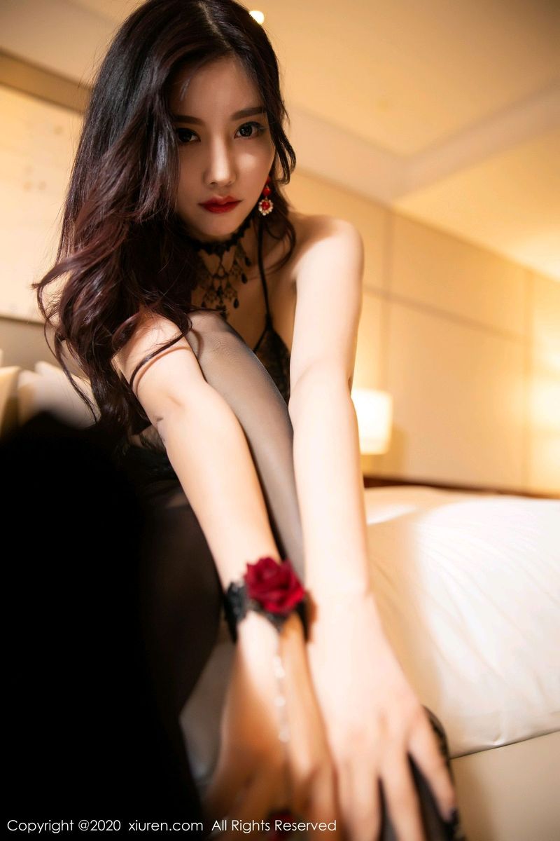 [XiuRen秀人网] 性感女神杨晨晨sugar黑丝吊袜&镂空内衣足量写真 No.2095