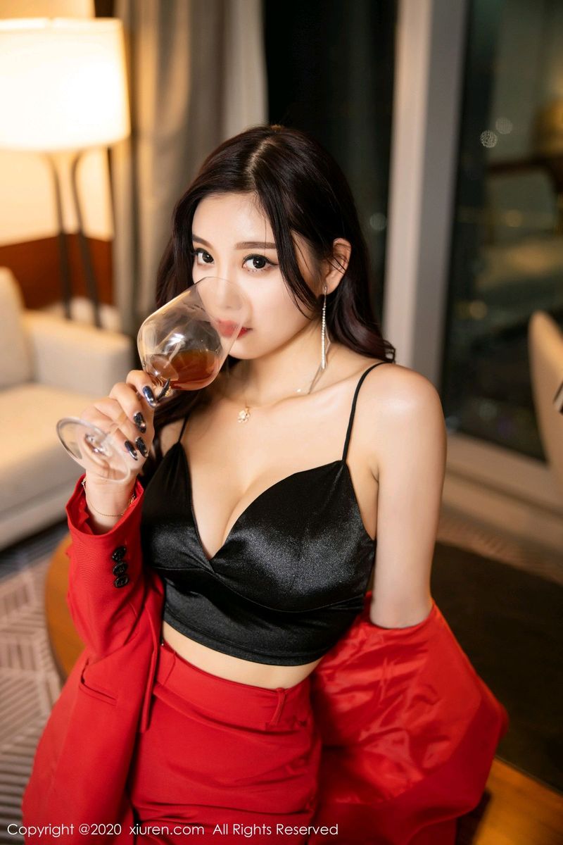 [XiuRen秀人网] 性感女神杨晨晨sugar黑丝美腿红色超短裙写真 No.2122