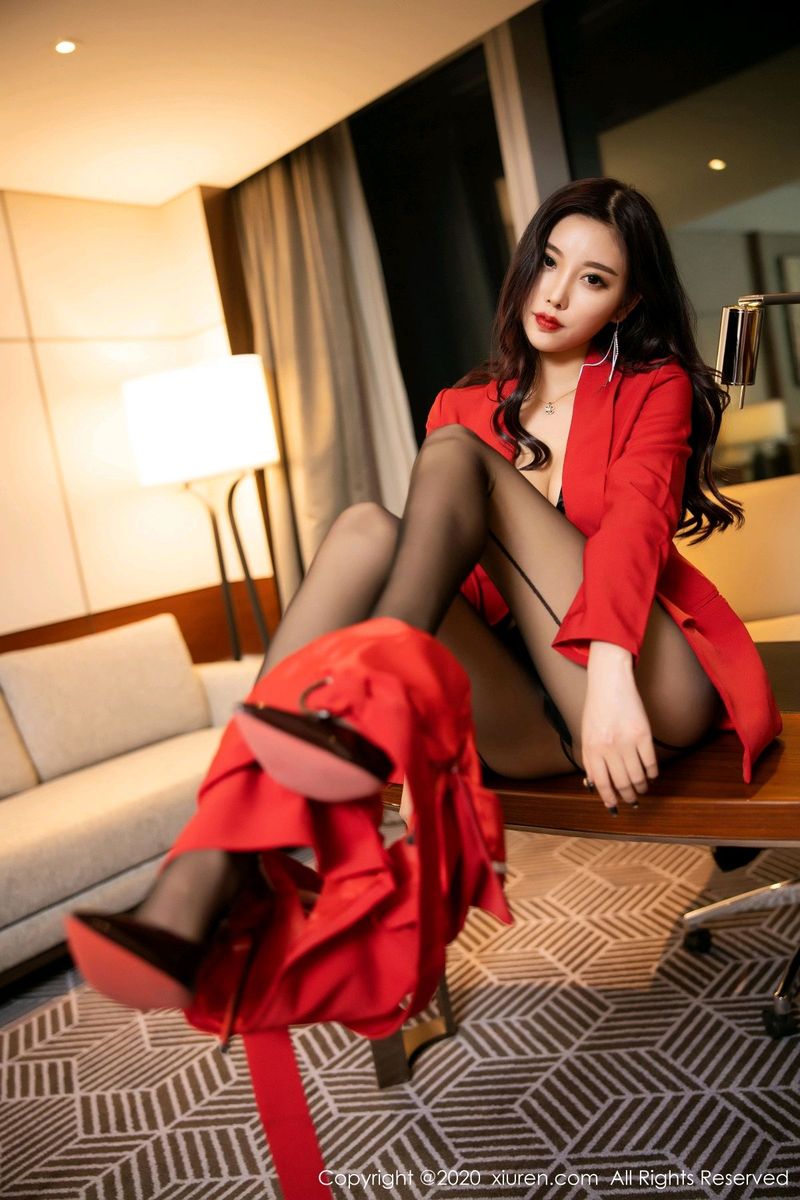 [XiuRen秀人网] 性感女神杨晨晨sugar黑丝美腿红色超短裙写真 No.2122