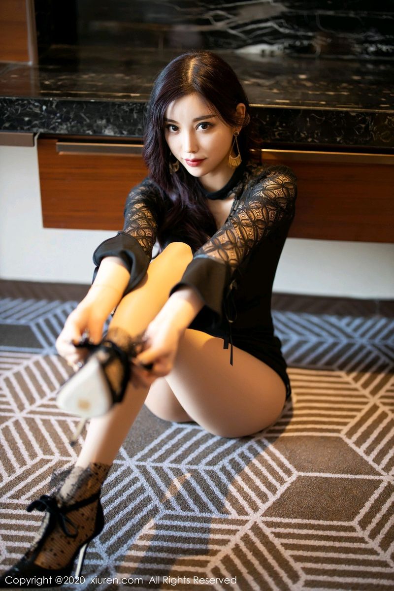 [XiuRen秀人网] 性感女神杨晨晨sugar黑色内衣与朦胧丝袜魅惑写真 No.2137