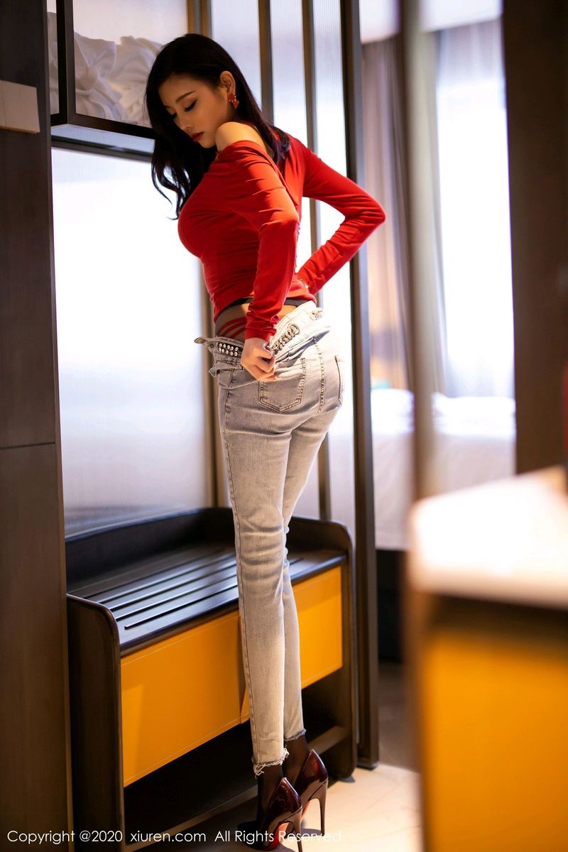 [XiuRen秀人网] 性感女神杨晨晨sugar黑丝美腿&牛仔裤销魂写真 No.2200