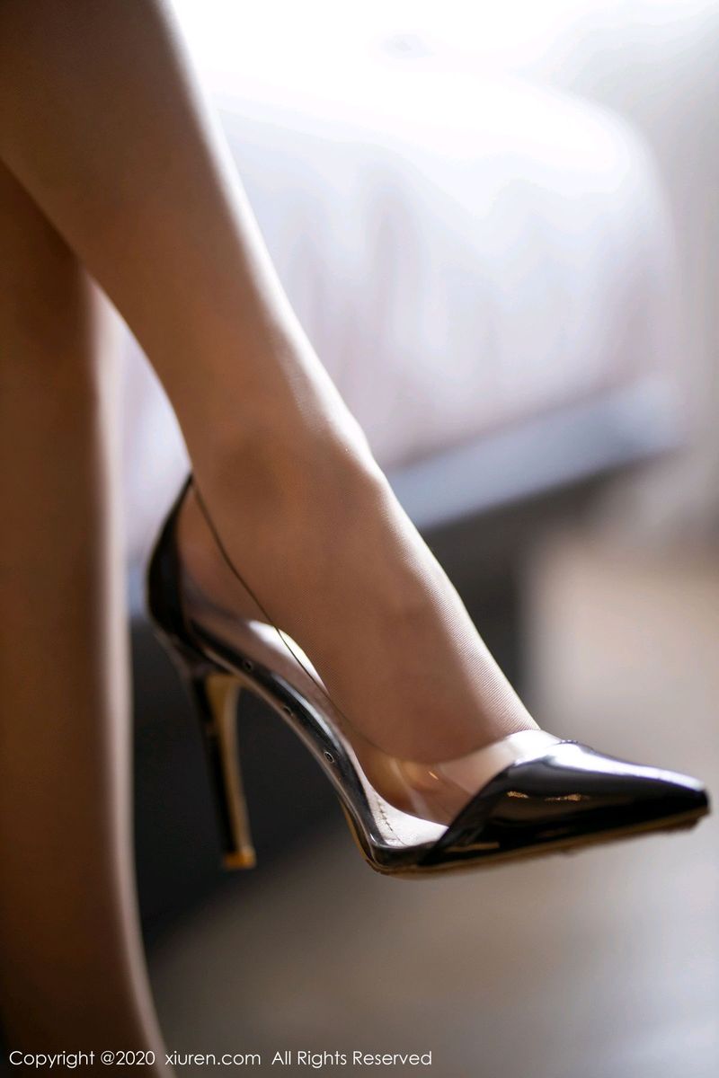 [XiuRen秀人网] 性感女神杨晨晨sugar丝袜美腿典雅吊裙风情写真 No.2217